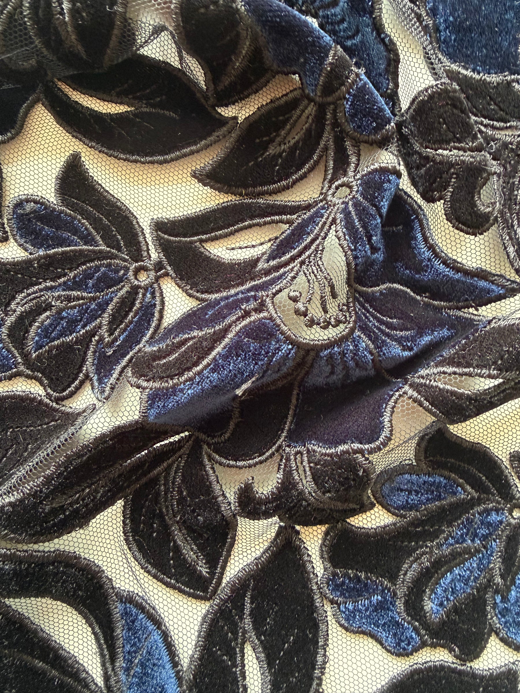 Broderie en dentelle de velours noir et marine - EB5025