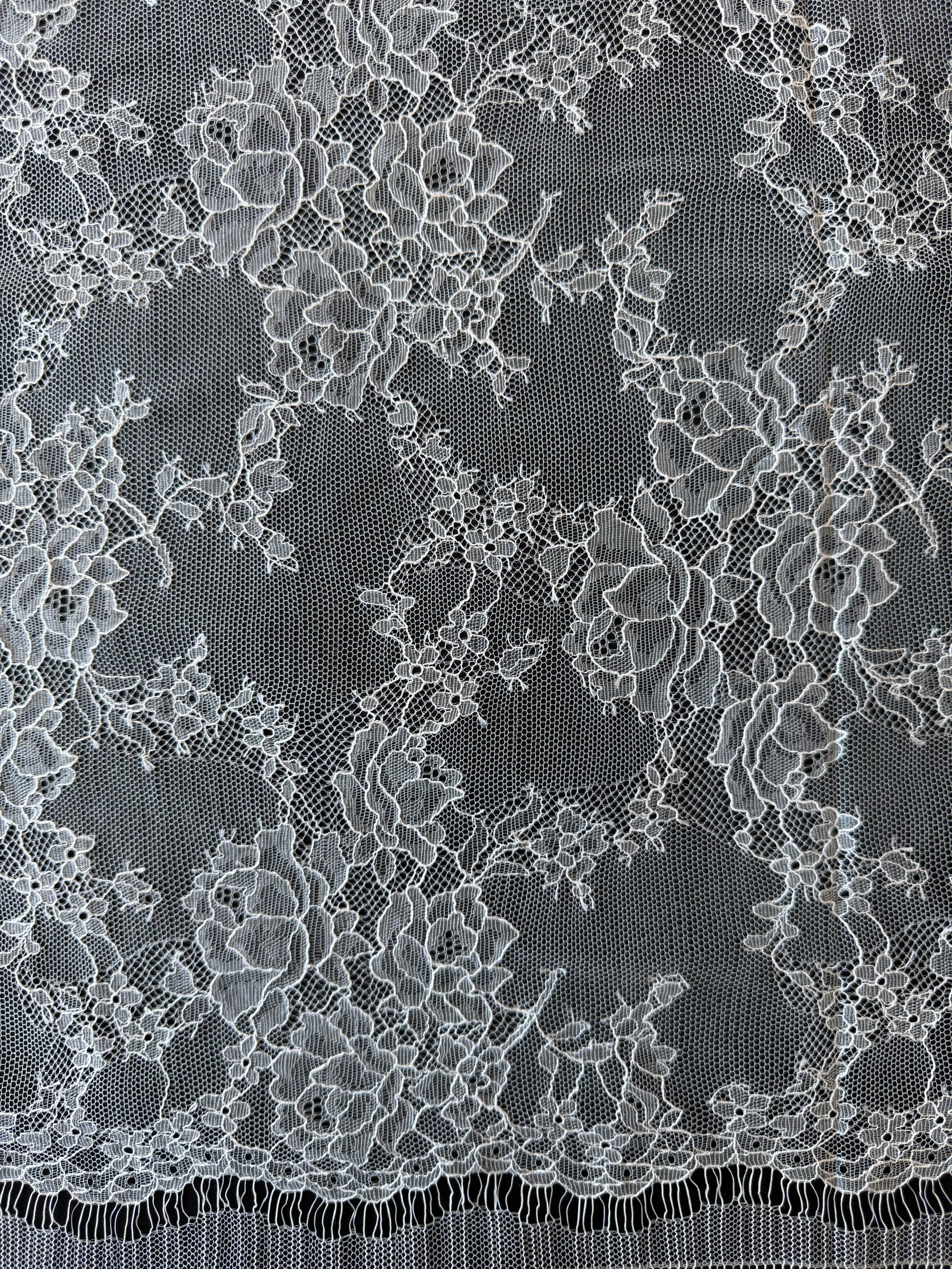 Ivory Chantilly Lace - P725