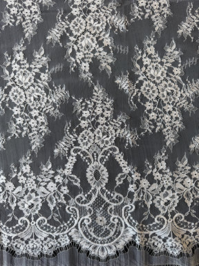 Dentelle de Chantilly ivoire - P729