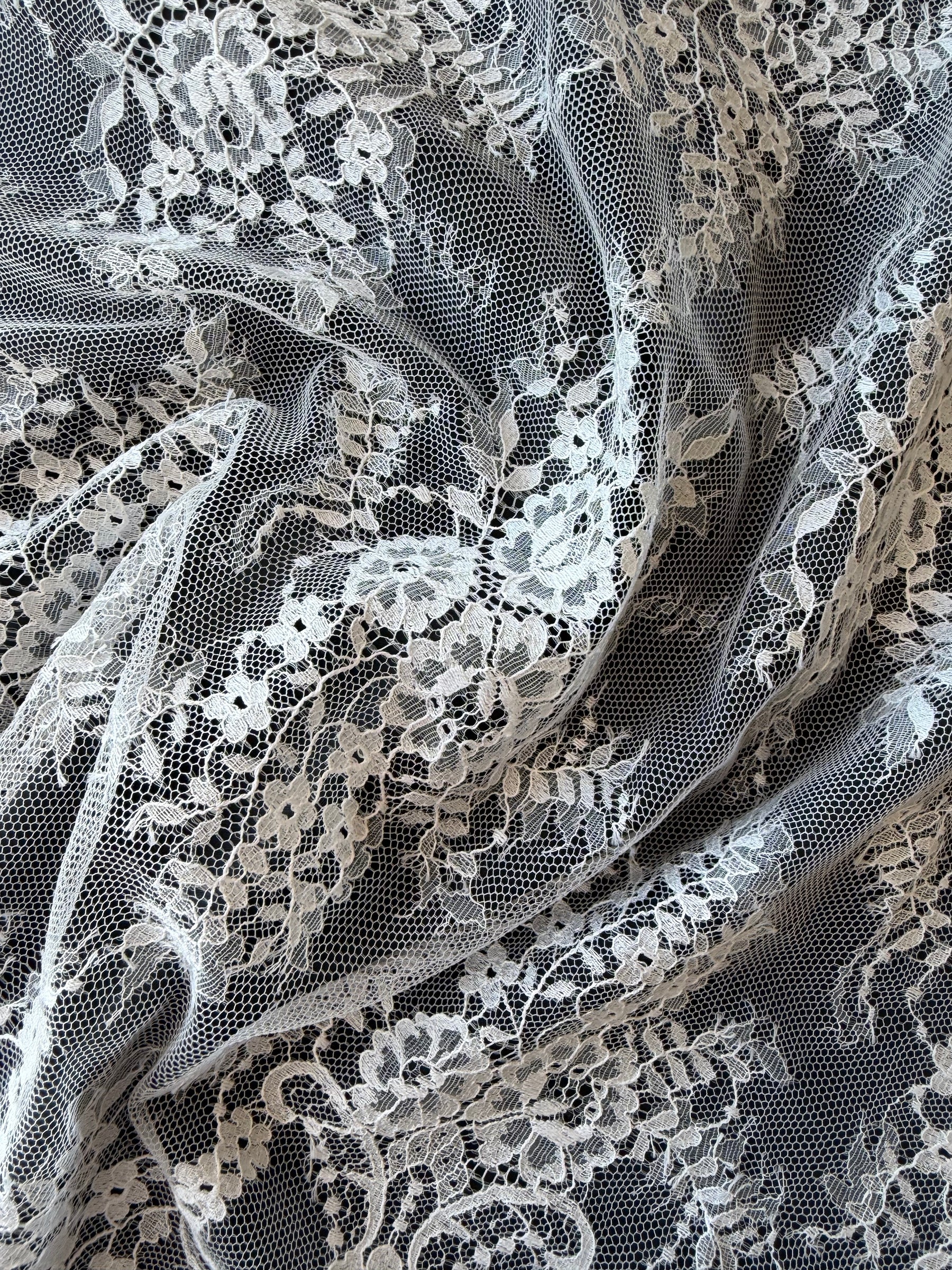 Dentelle de Chantilly ivoire - P729