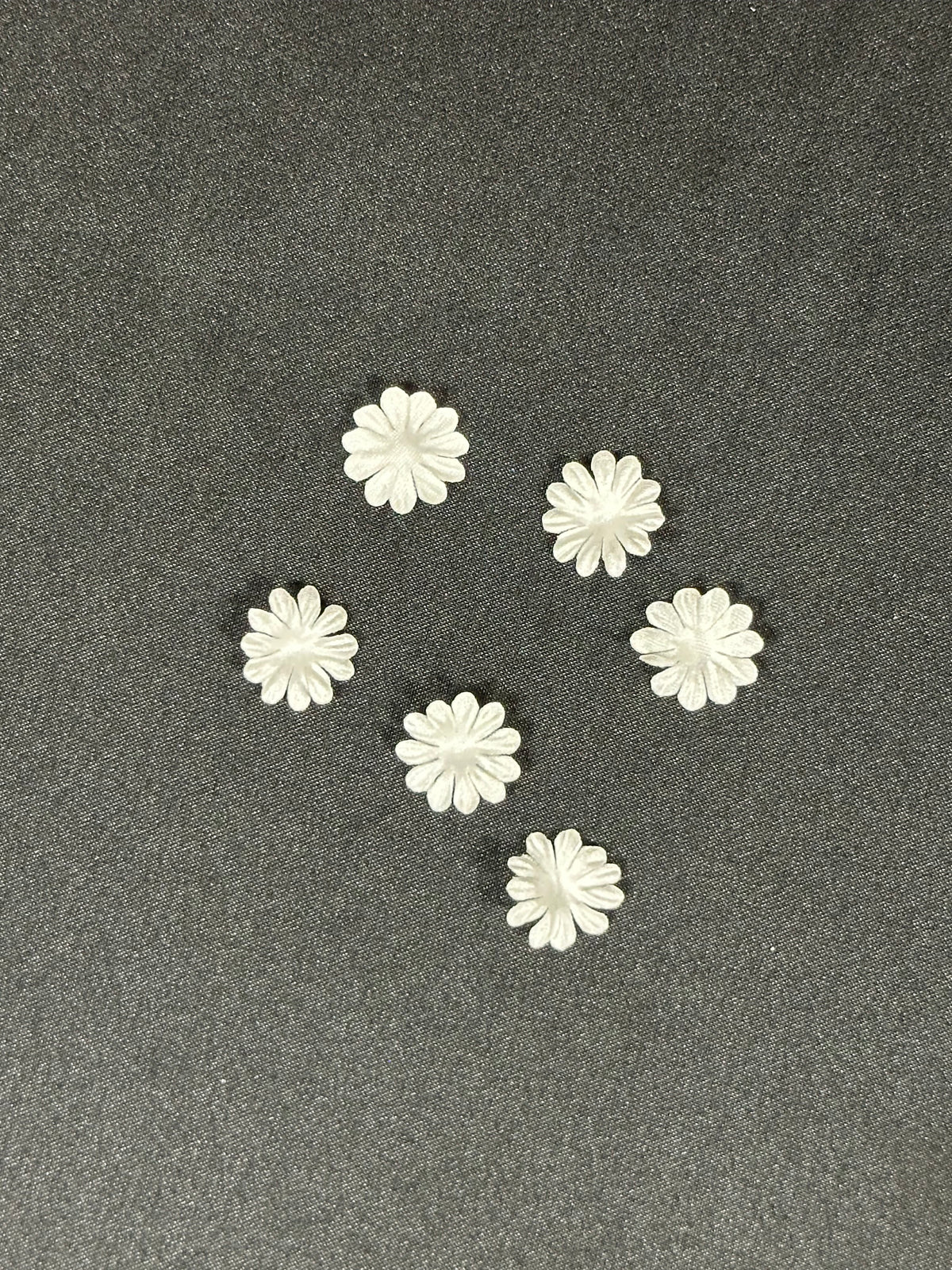 Fleurs en satin ivoire - M12 (Sachet de 144)