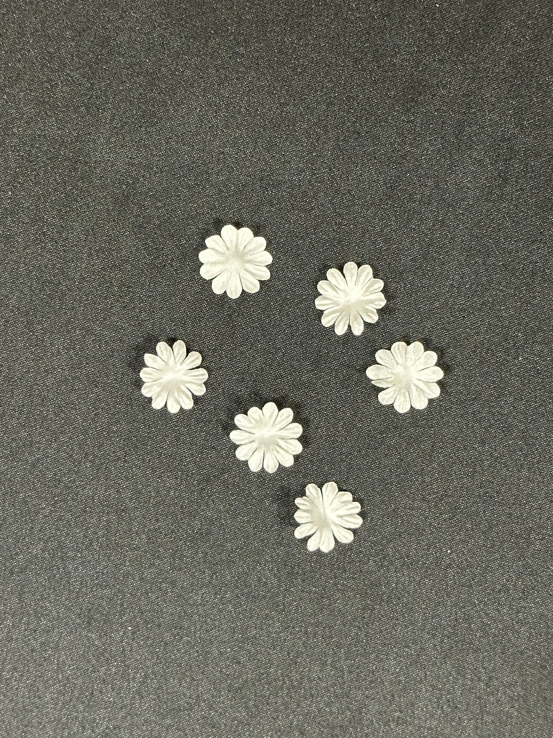 Fleurs en satin ivoire - M12 (Sachet de 144)