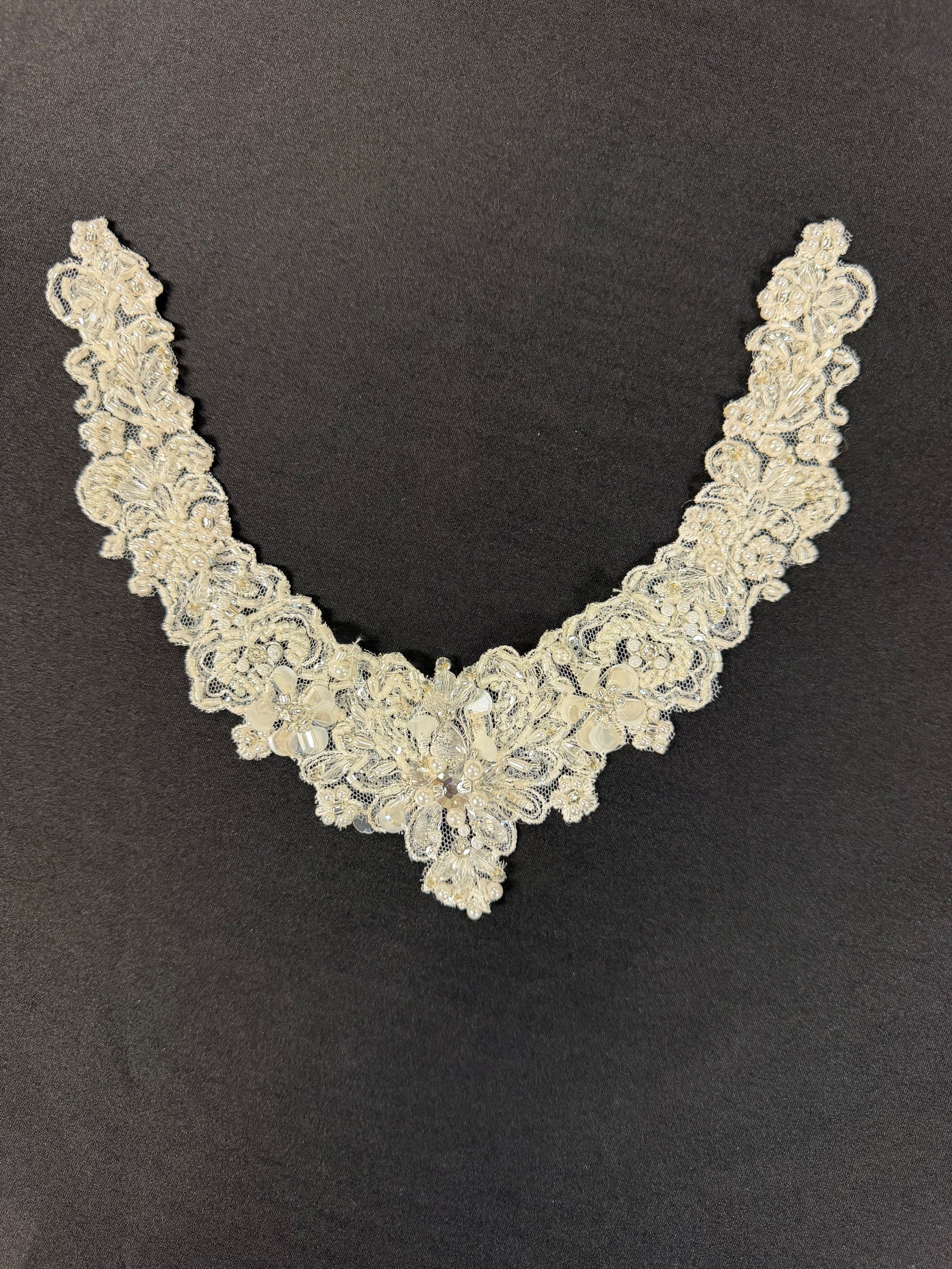 Appliqué perlé ivoire/argent - T608
