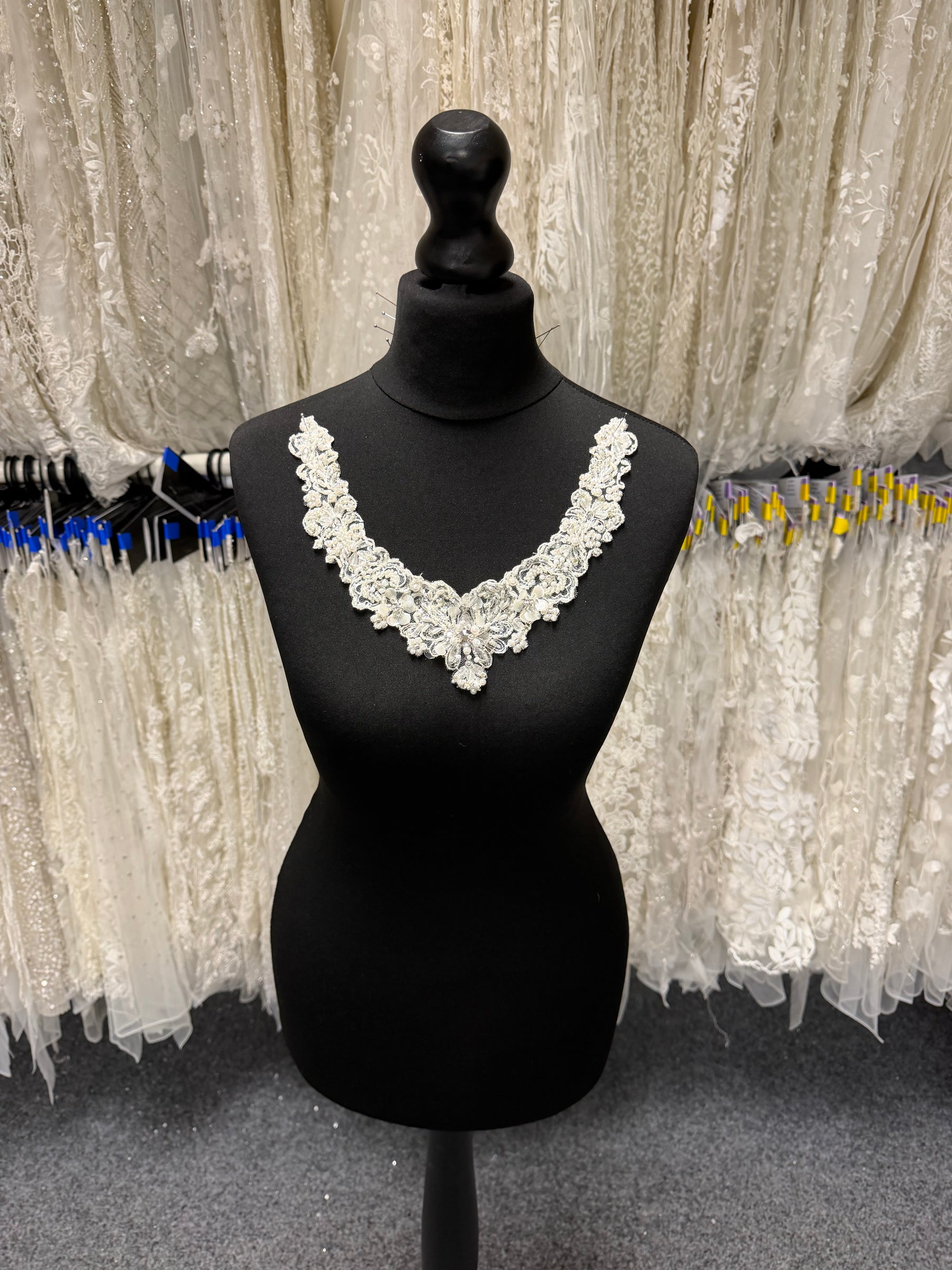 Appliqué perlé ivoire/argent - T608