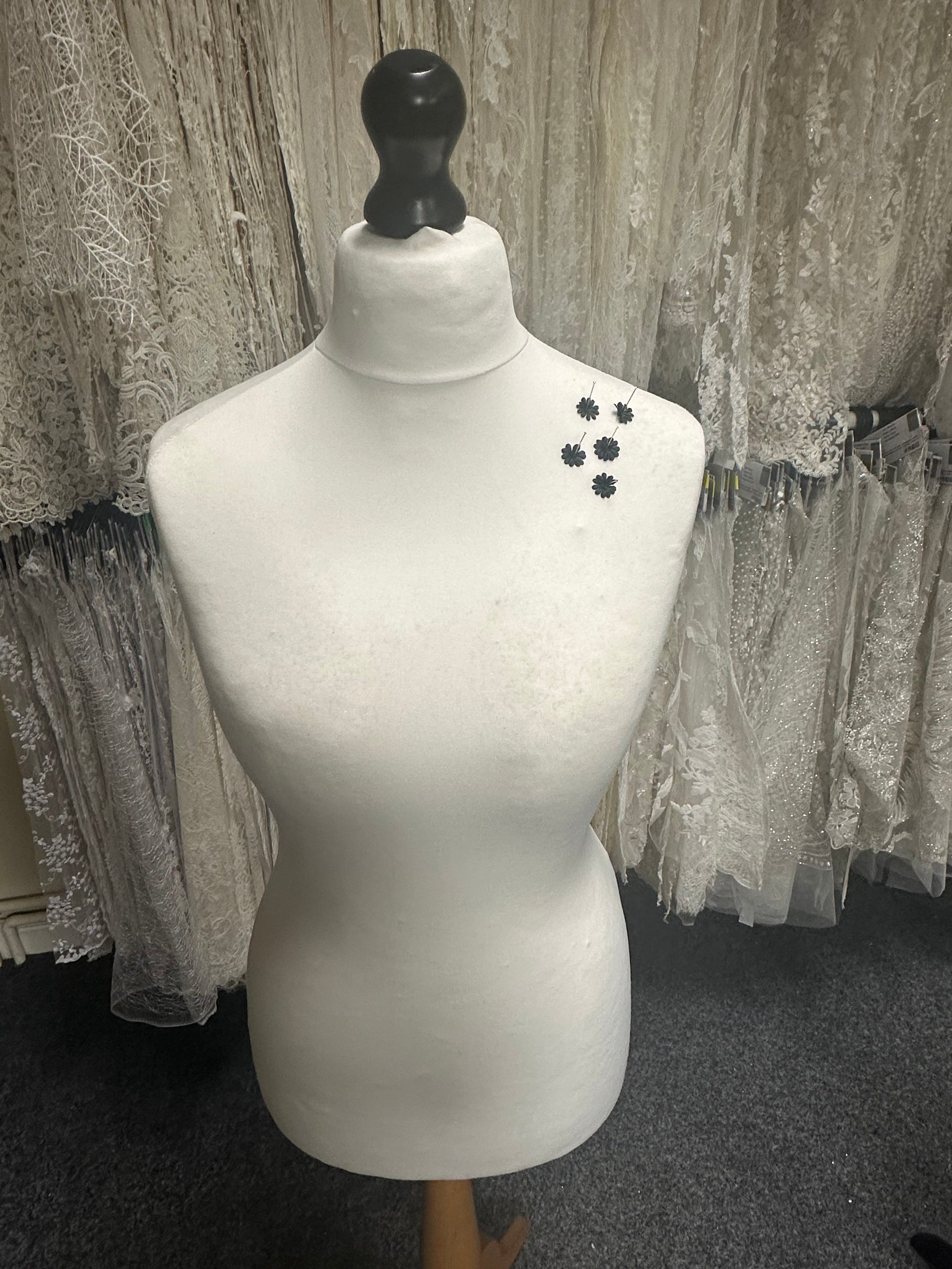 Fleurs en satin noir - M12 (Sachet de 144)