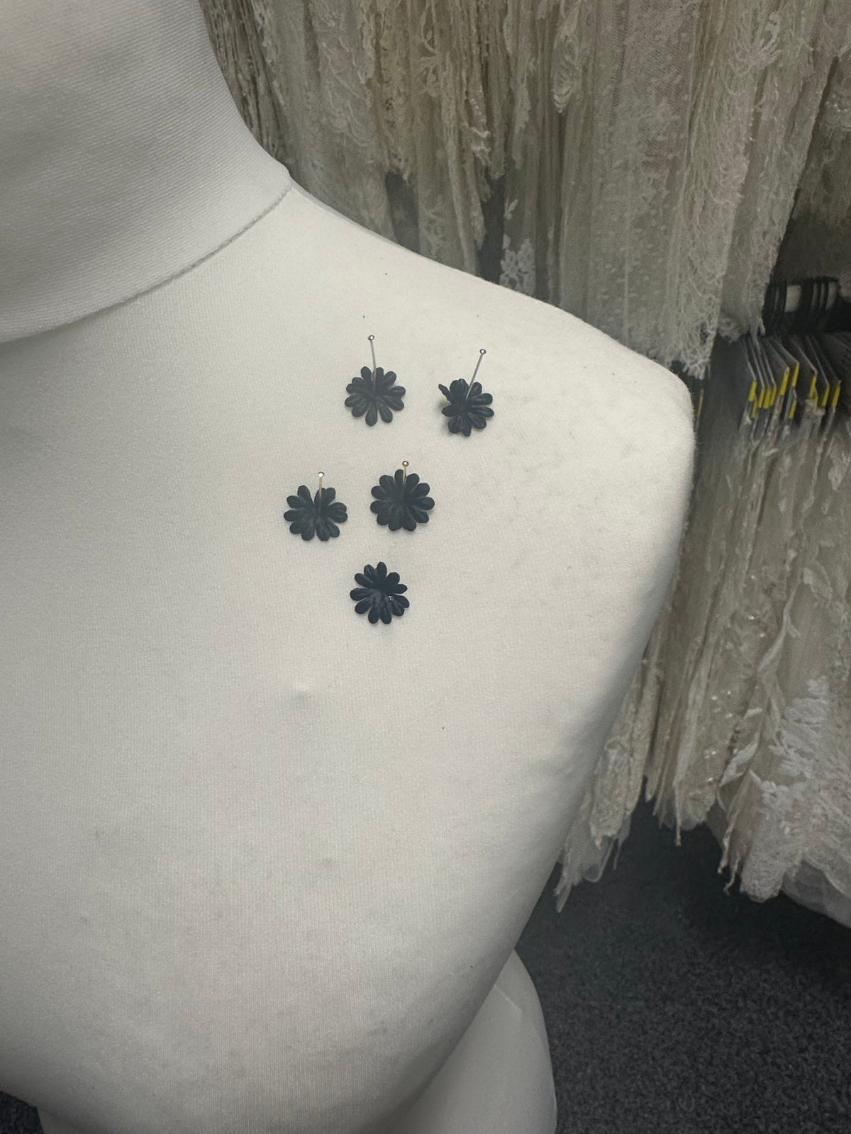 Fleurs en satin noir - M12 (Sachet de 144)