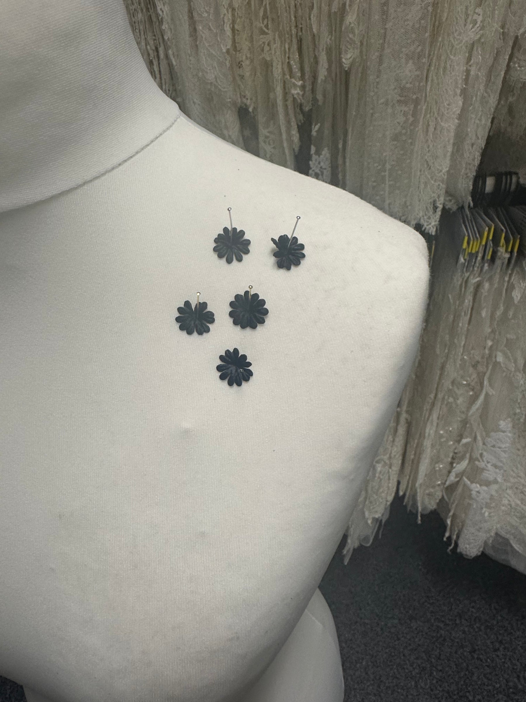 Fleurs en satin noir - M12 (Sachet de 144)