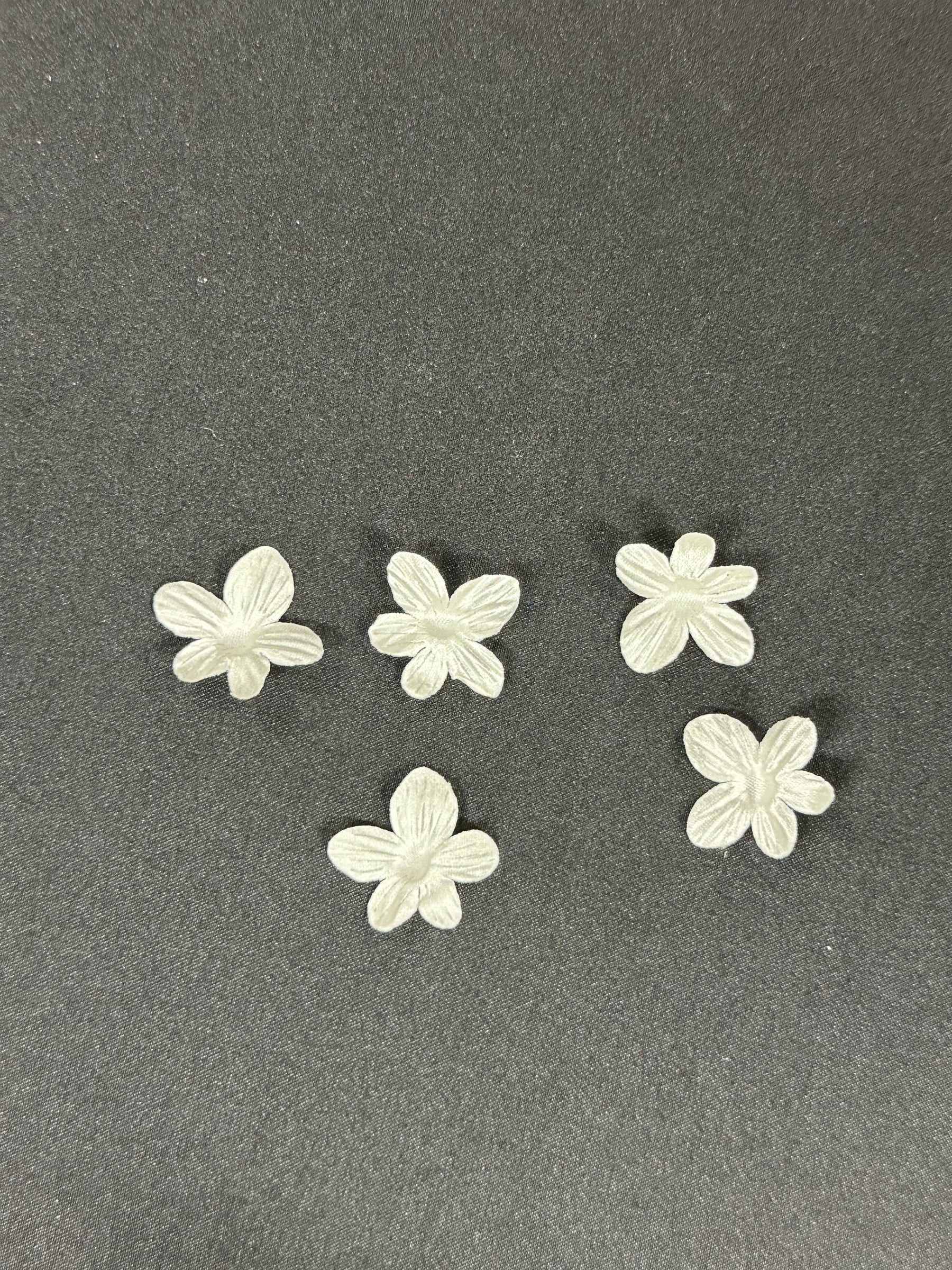 Fleurs ivoire à 5 pétales - MM0035 (Sachet de 144)