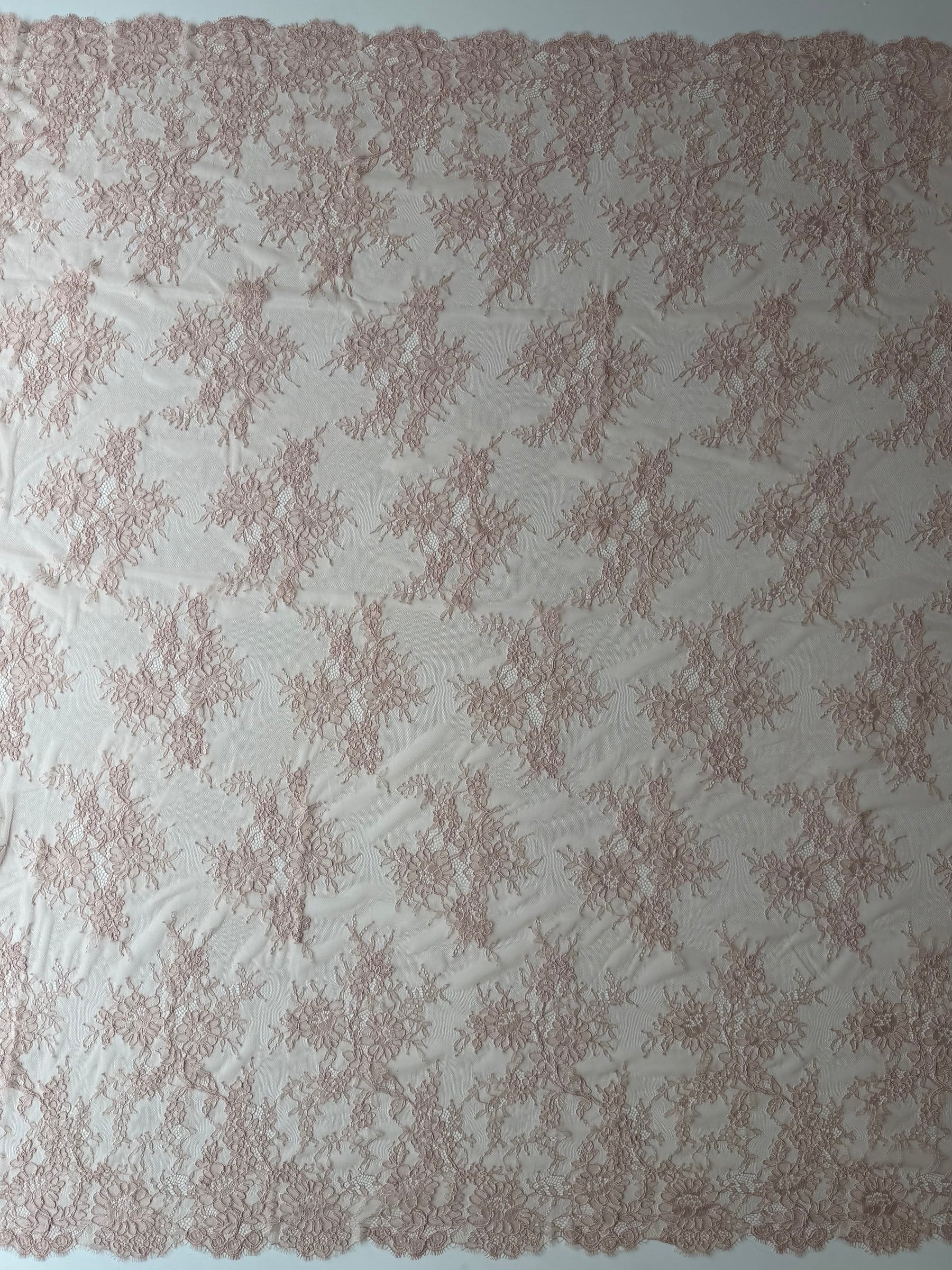 Dentelle Leavers rose cordonnet - P876