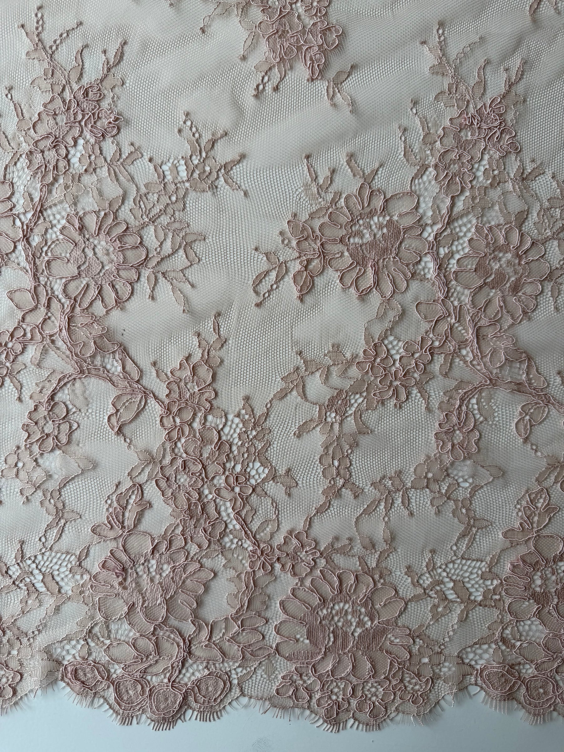 Dentelle Leavers rose cordonnet - P876