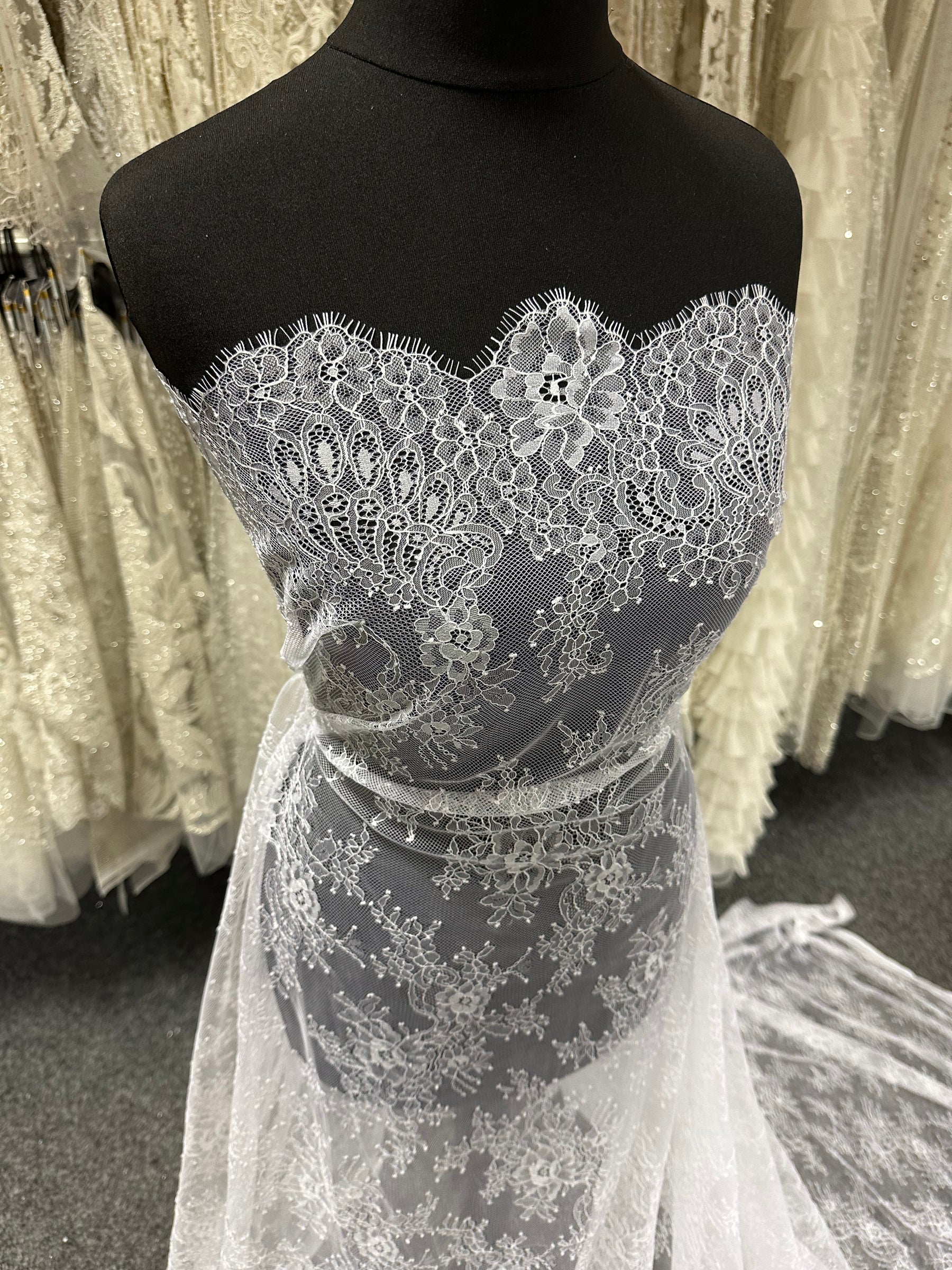 Dentelle Raschel blanche - P223