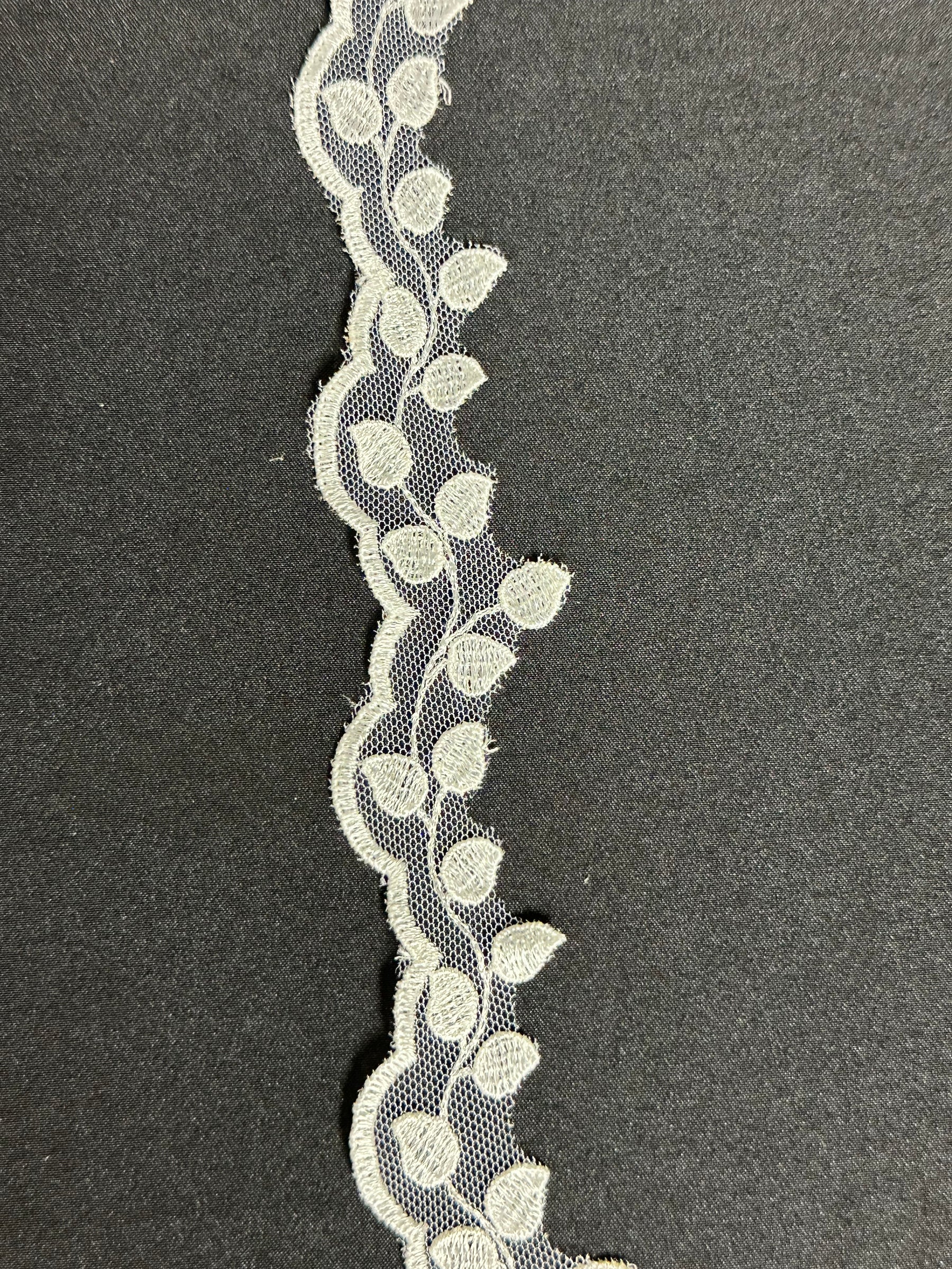 Bordure en dentelle florale brodée ivoire - T880