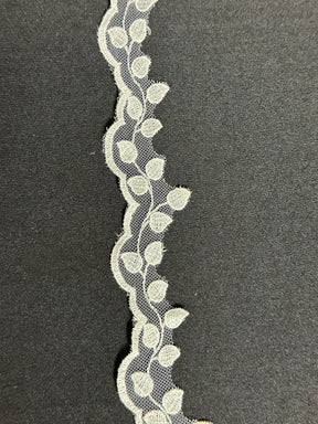 Bordure en dentelle florale brodée ivoire - T880