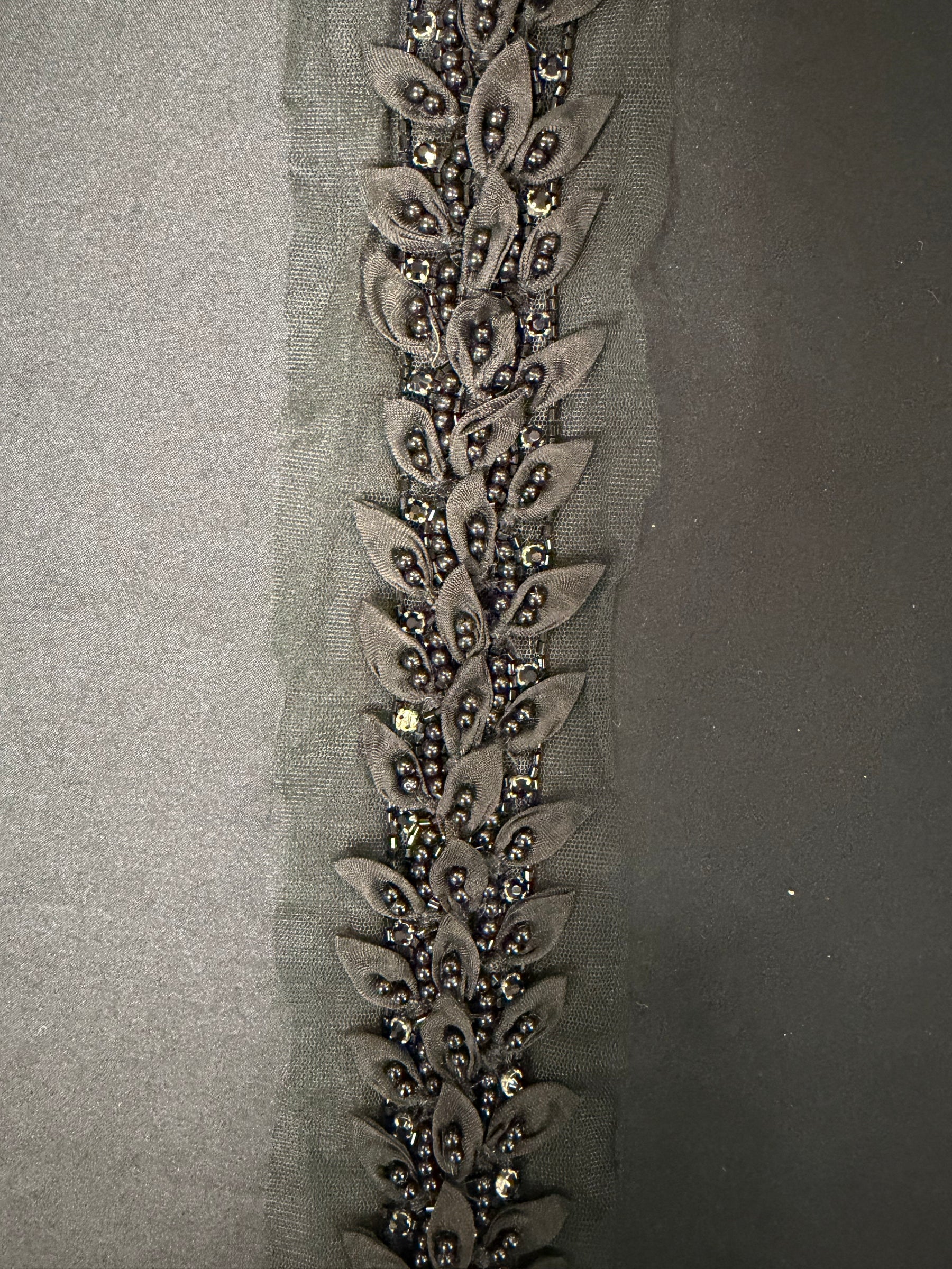 Bordure perlée en cristal noir - T802
