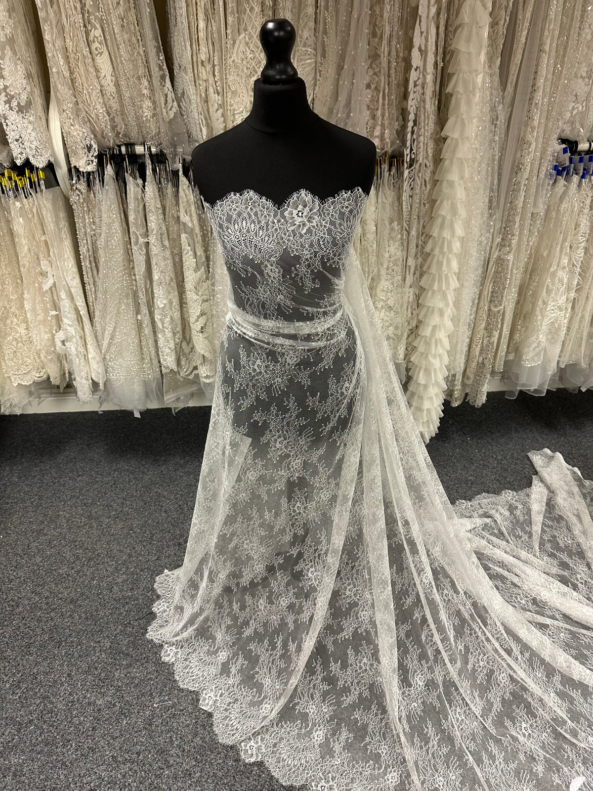 Dentelle Raschel ivoire - P223