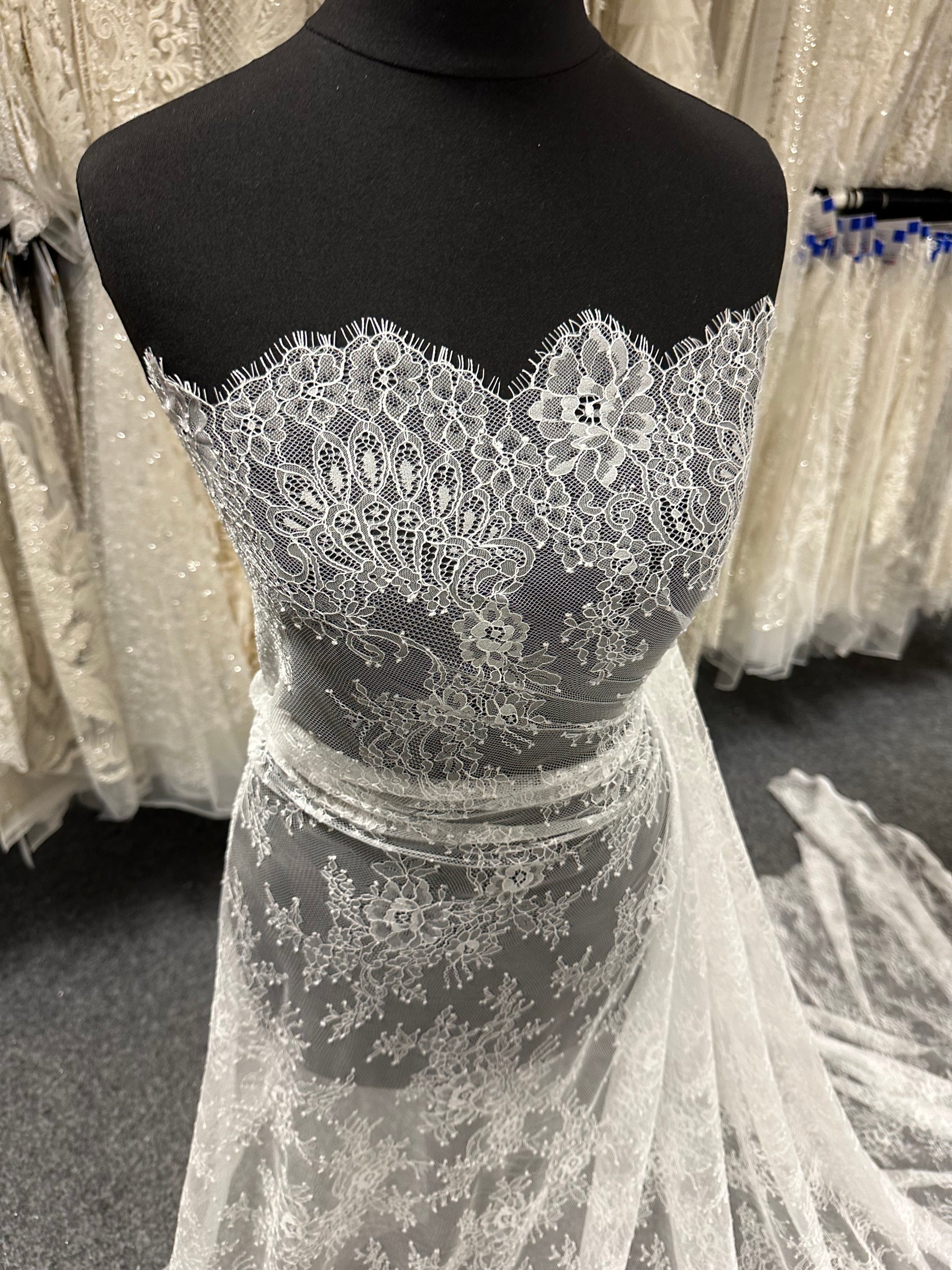 Dentelle Raschel ivoire - P223