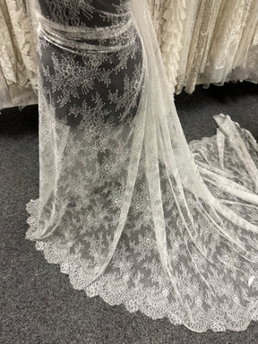 Dentelle Raschel ivoire - P223