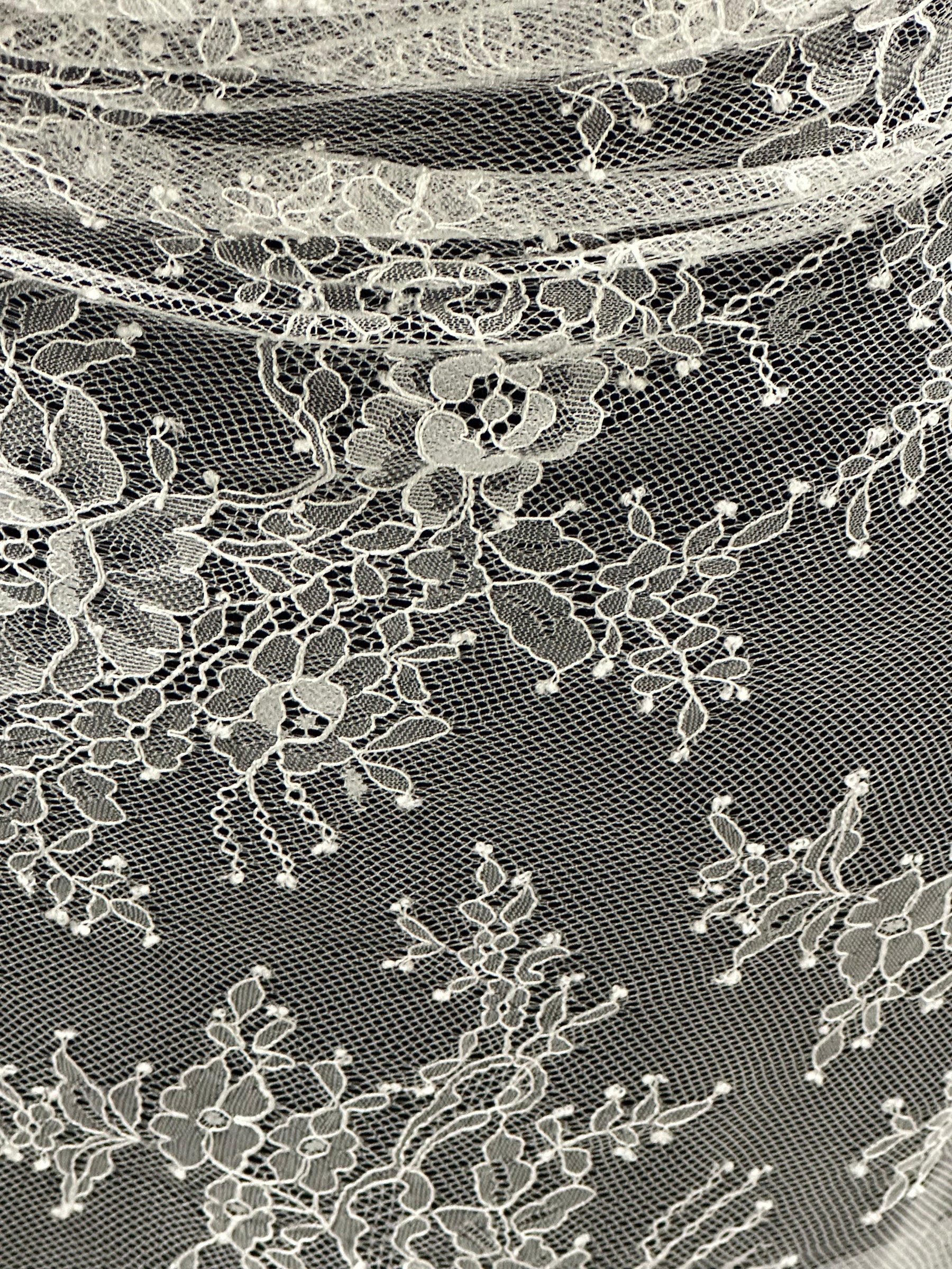 Dentelle Raschel ivoire - P223