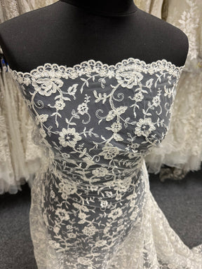 Dentelle brodée ivoire à cordonnet - P430