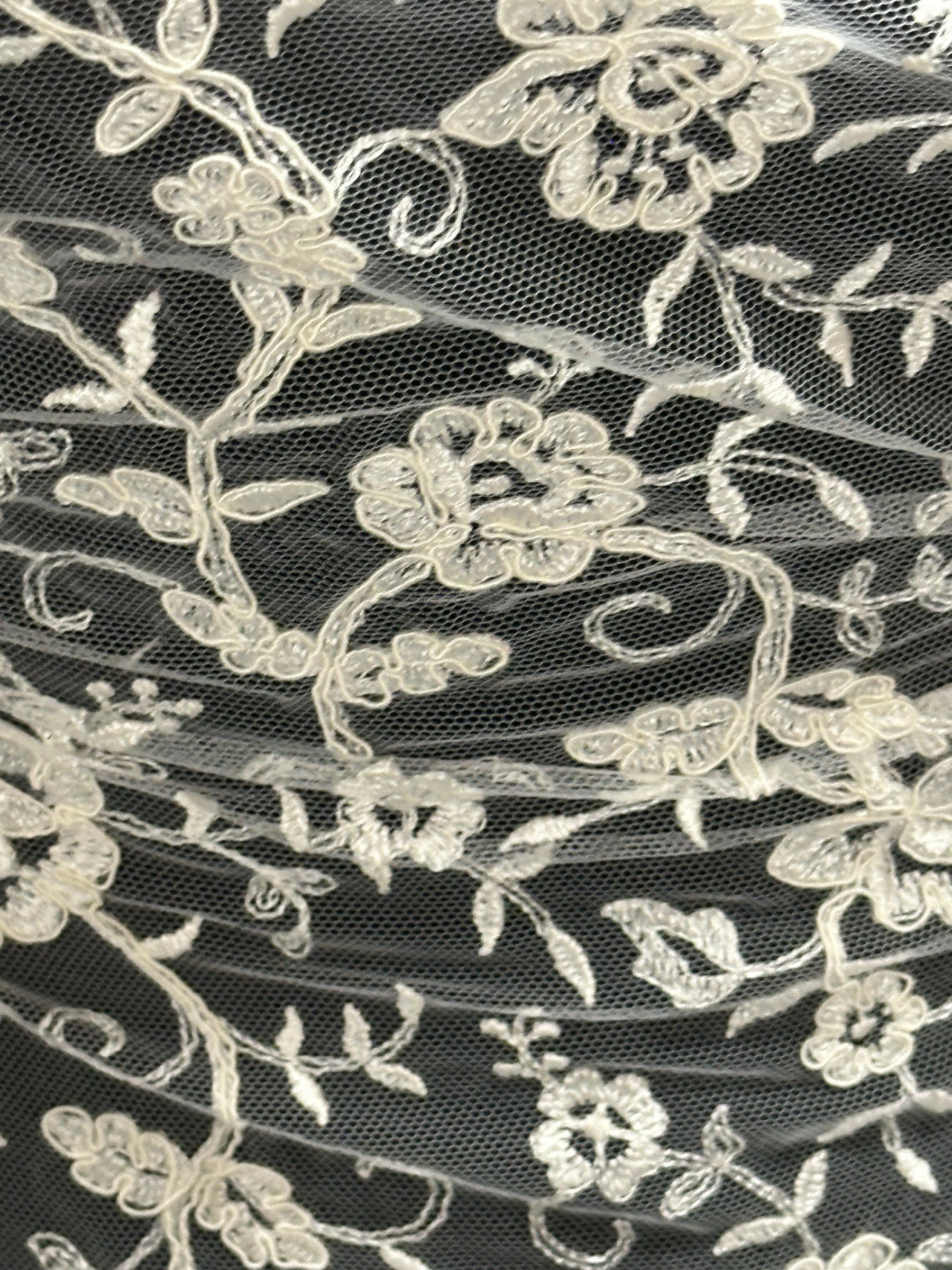 Dentelle brodée ivoire à cordonnet - P430