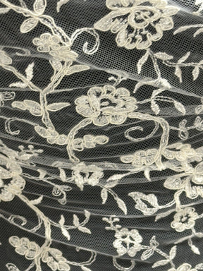 Dentelle brodée ivoire à cordonnet - P430