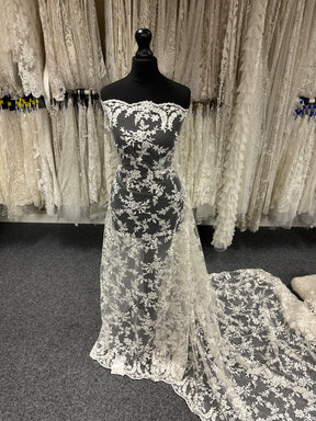 Dentelle brodée ivoire - P651