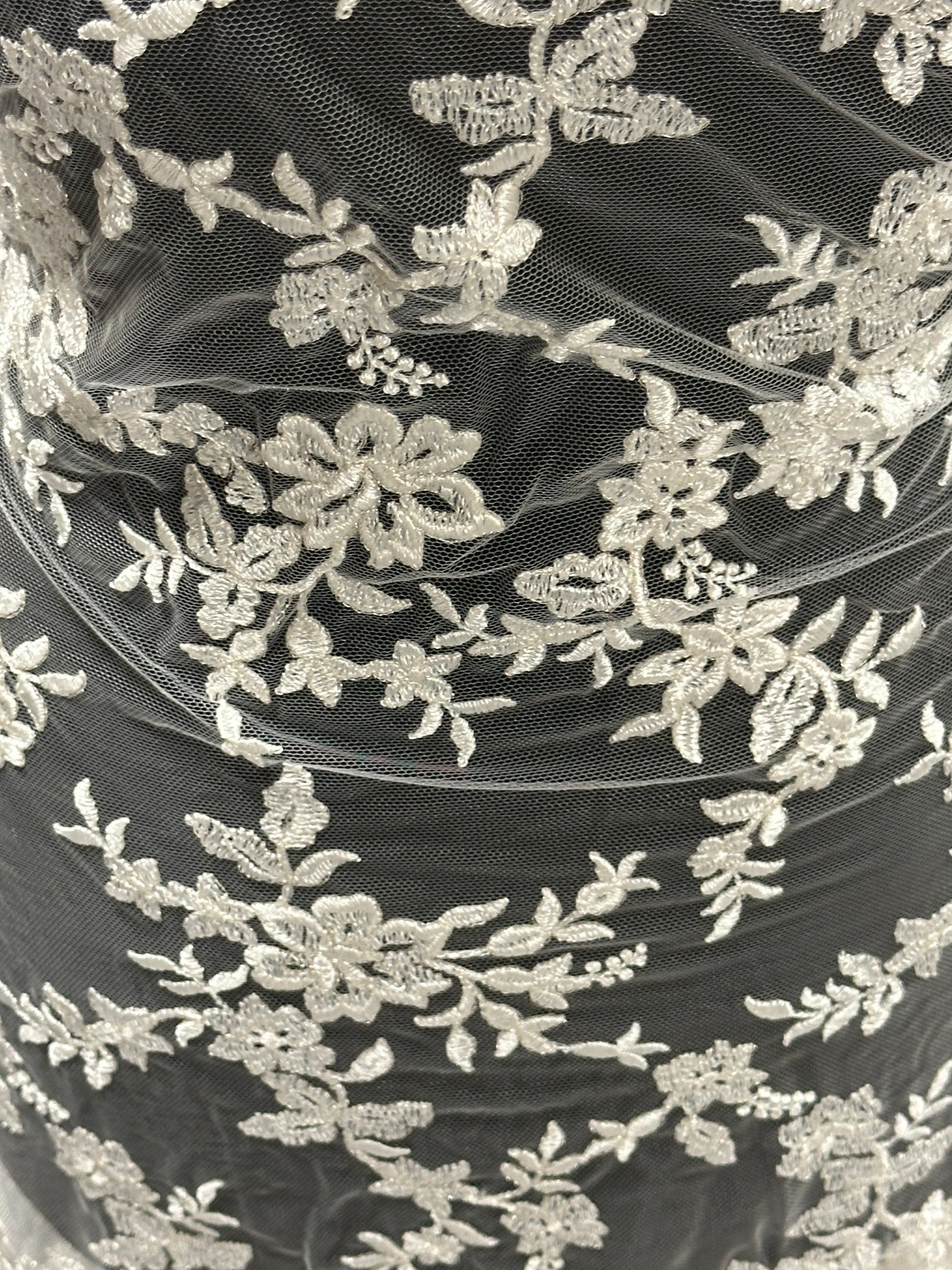 Dentelle brodée ivoire - P651