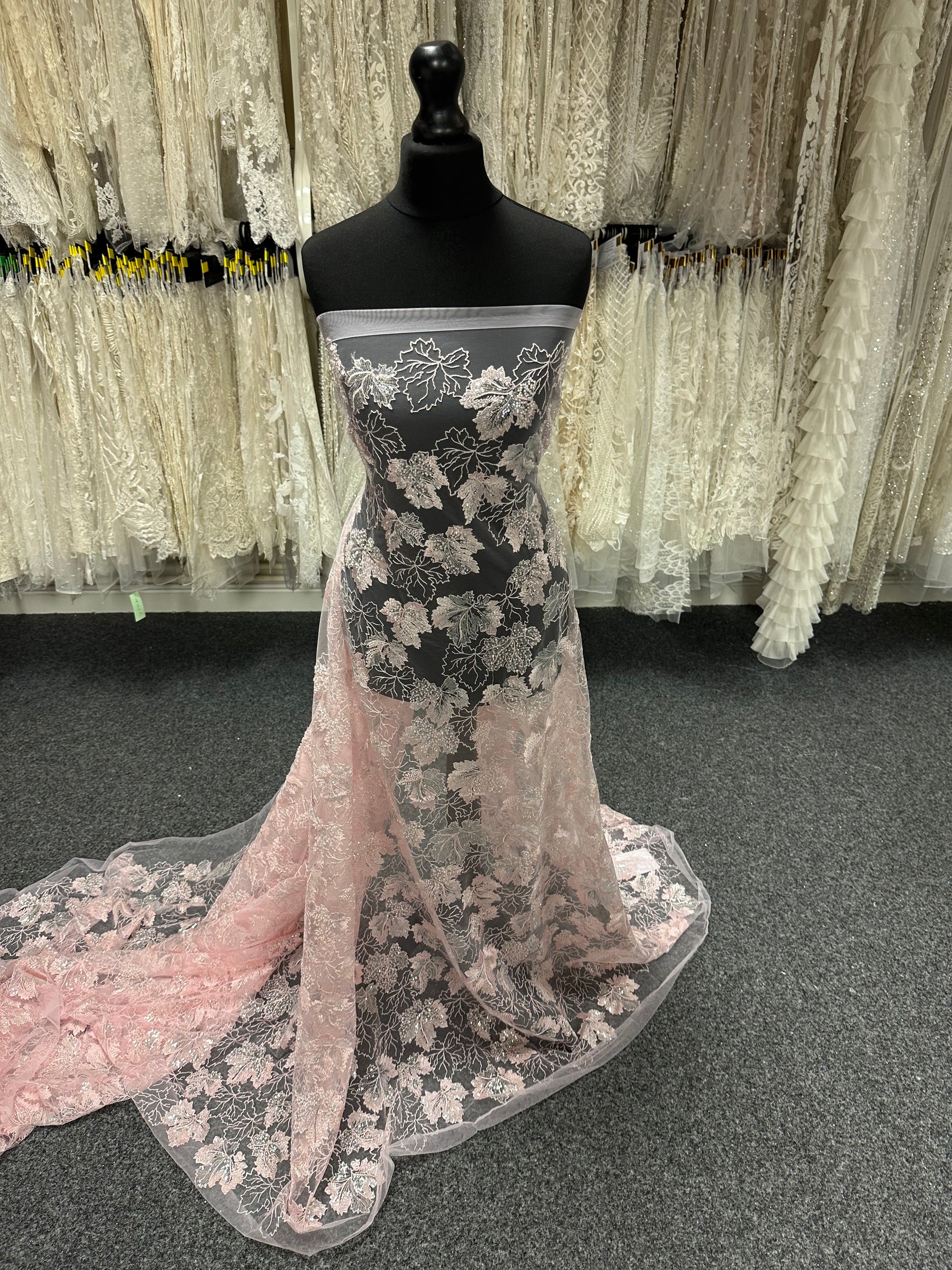 Dentelle brodée de sequins roses - EB1102