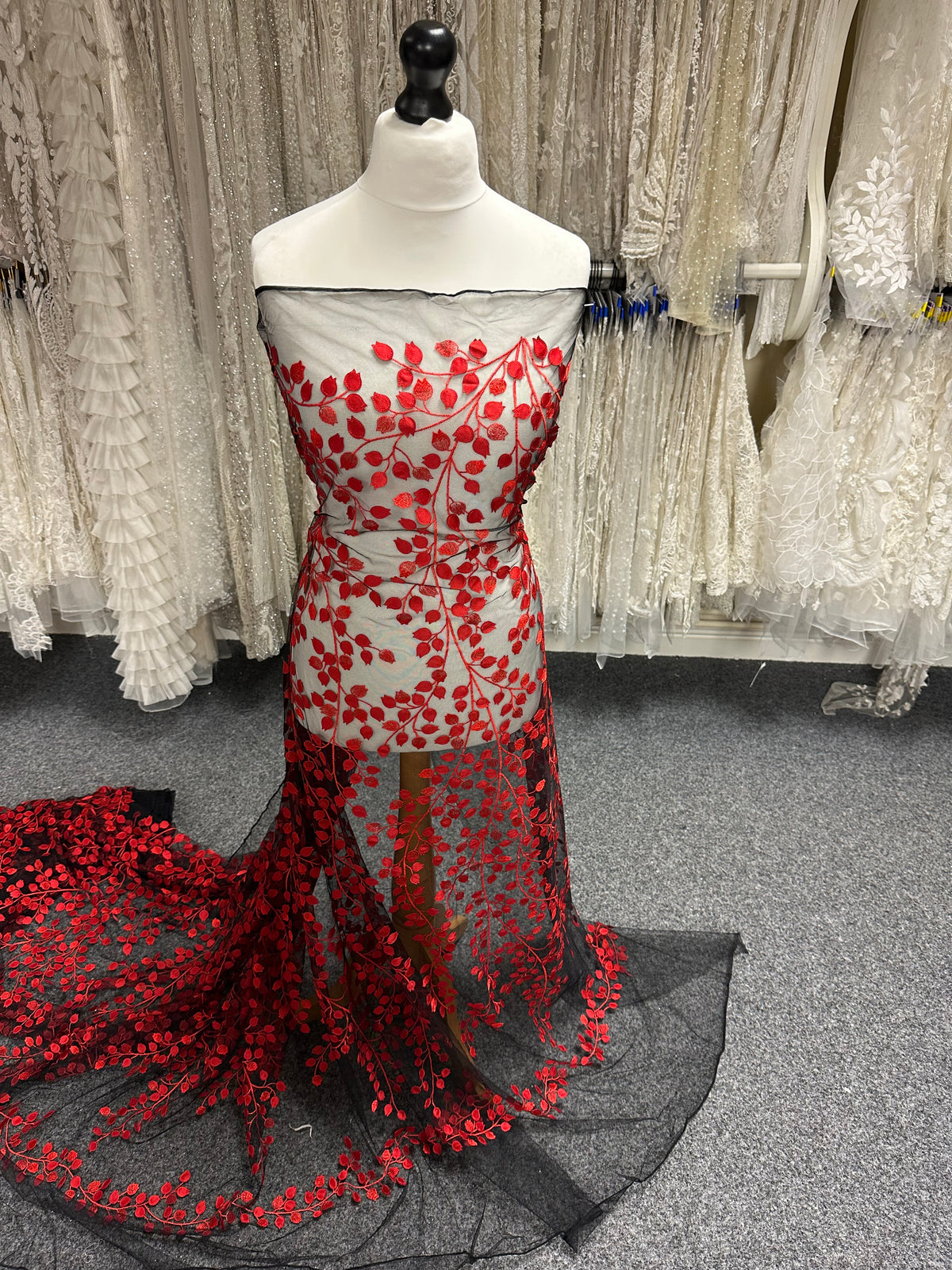 Dentelle brodée 3D rouge et noire - EB5034