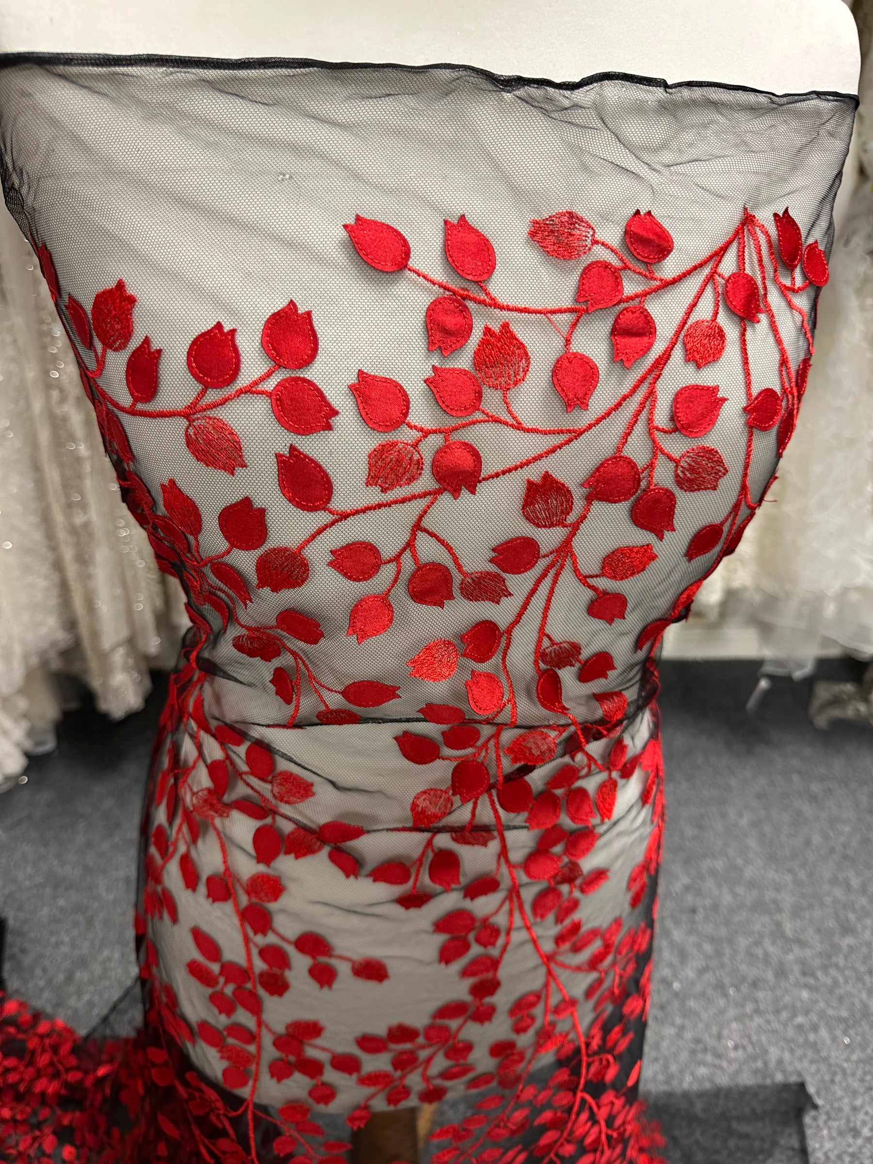 Dentelle brodée 3D rouge et noire - EB5034