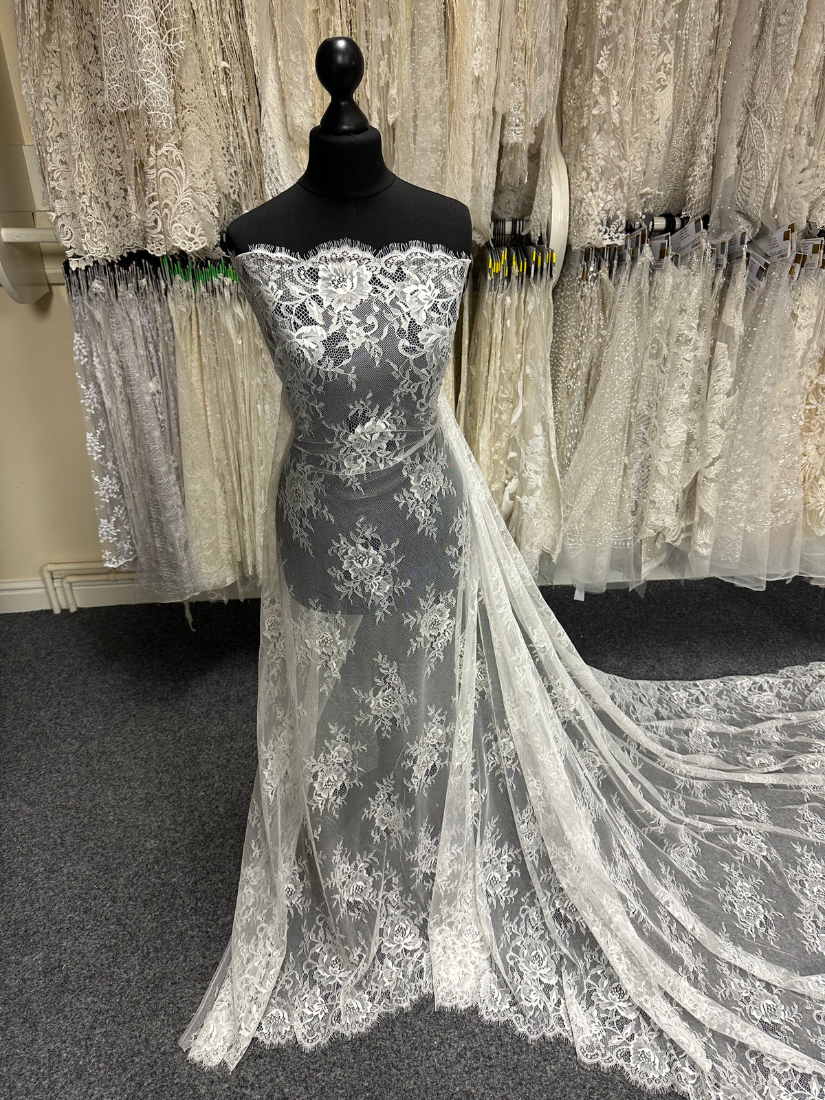 Dentelle Raschel ivoire - P195