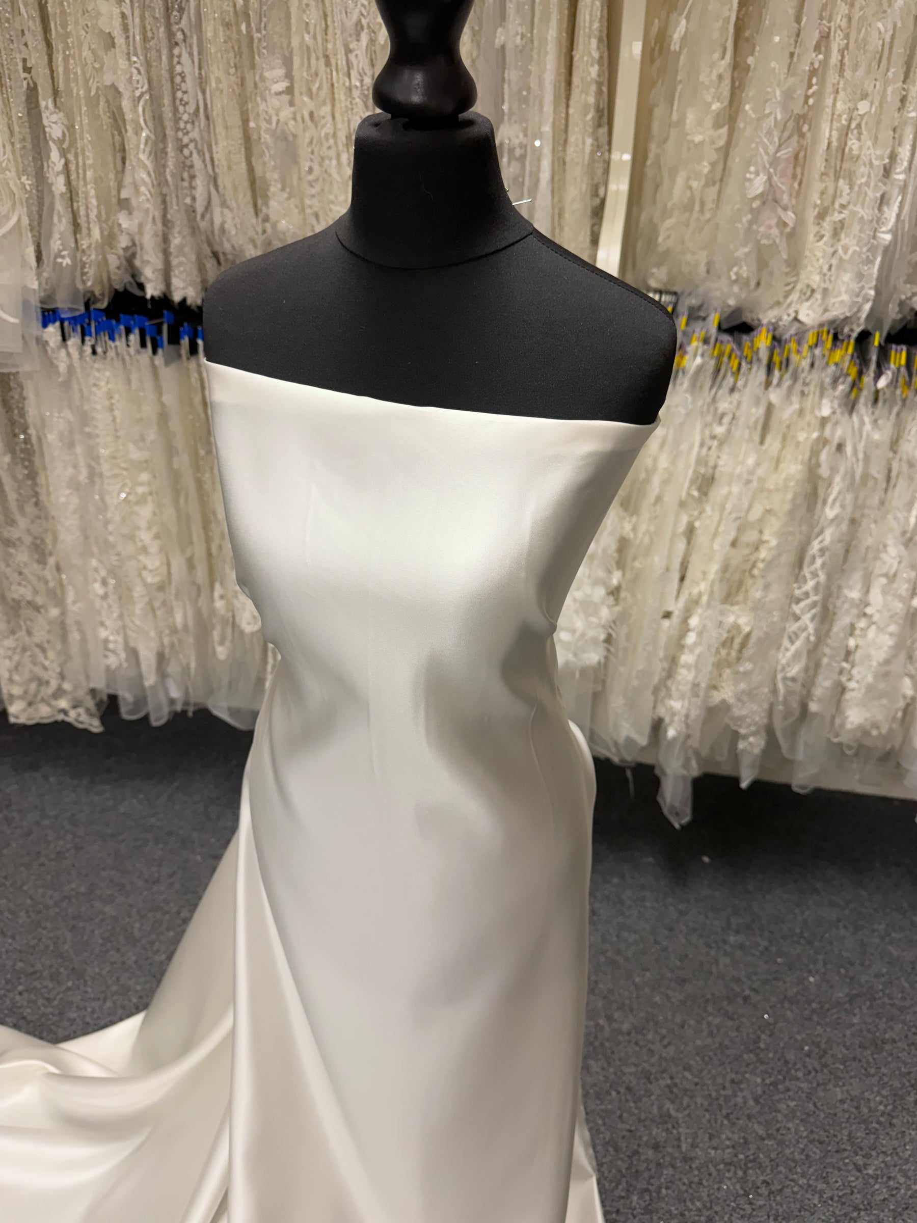 Satin duchesse en polyester ivoire pâle - P42