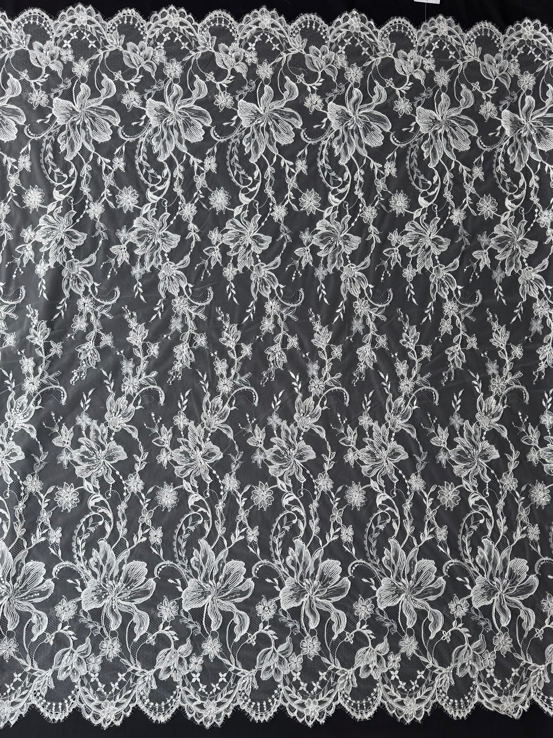 Dentelle en ivoire brodée de cordelettes et de sequins - Ladina