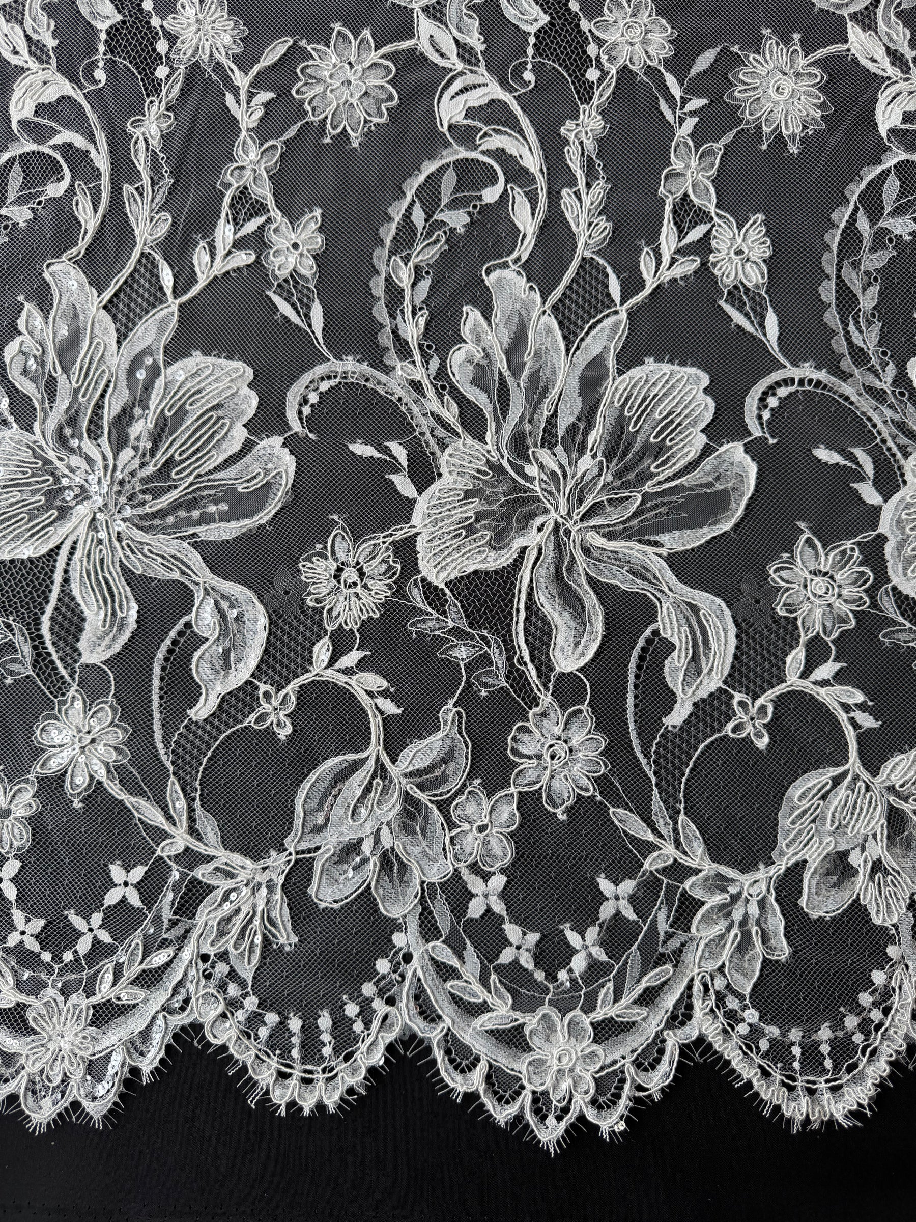 Dentelle en ivoire brodée de cordelettes et de sequins - Ladina