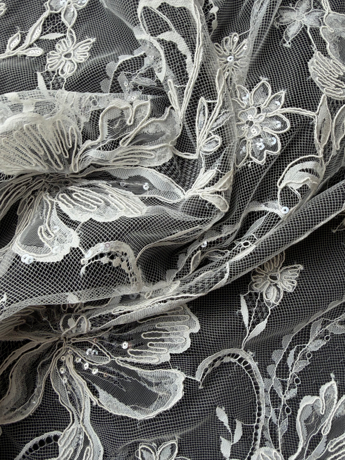 Dentelle en ivoire brodée de cordelettes et de sequins - Ladina