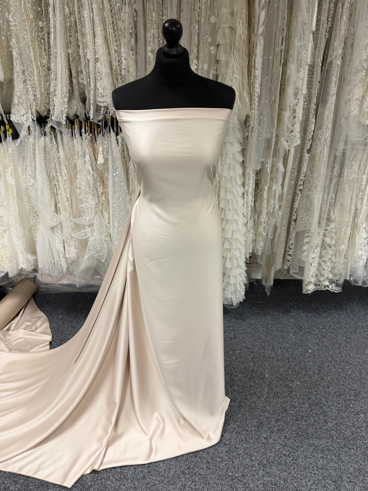 Crêpe satinée en polyester champagne - P60