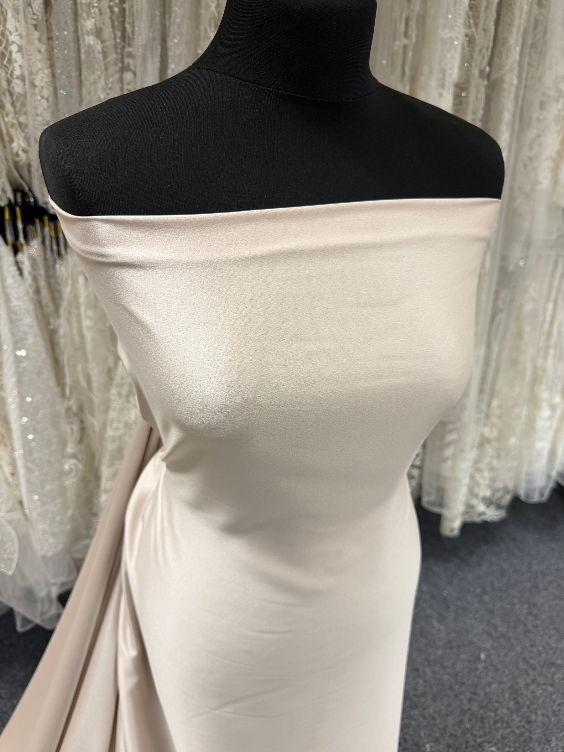 Crêpe satinée en polyester champagne - P60