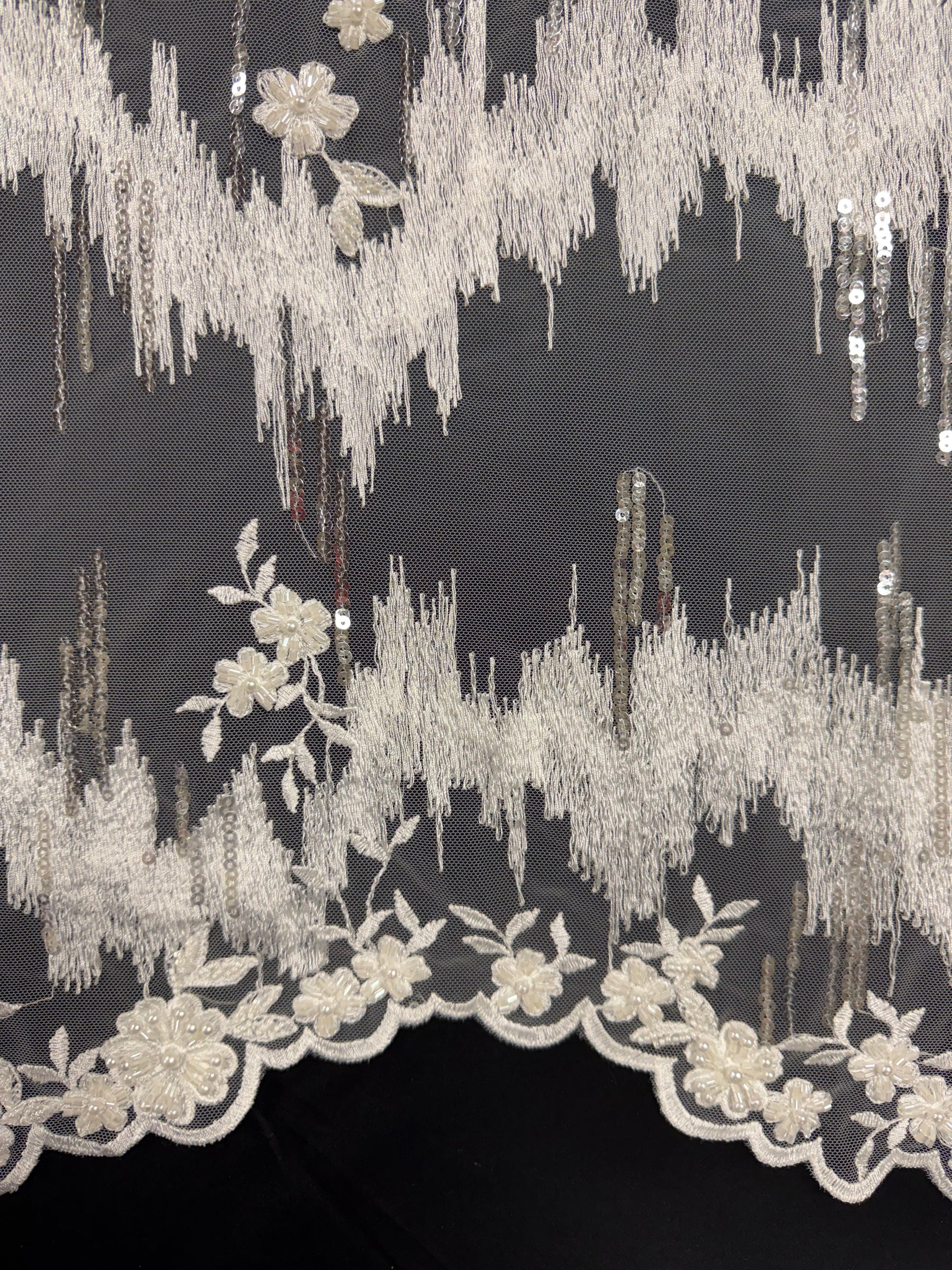 Tulle brodé de perles ivoire - EB1019