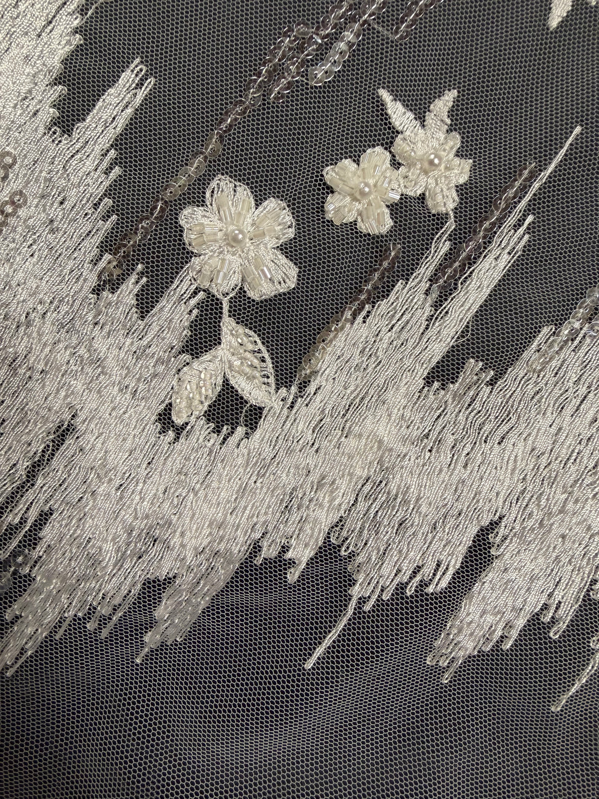 Tulle brodé de perles ivoire - EB1019