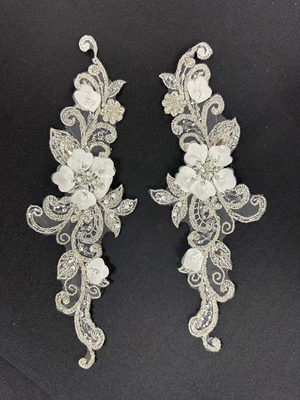 Appliques en dentelle perlée ivoire - T334