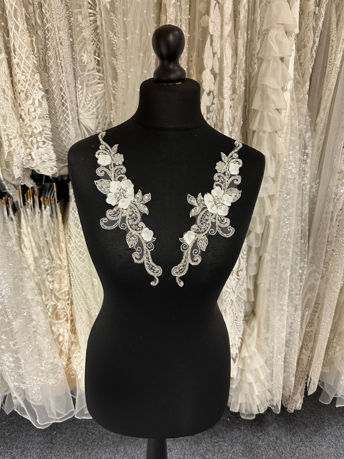 Appliques en dentelle perlée ivoire - T334