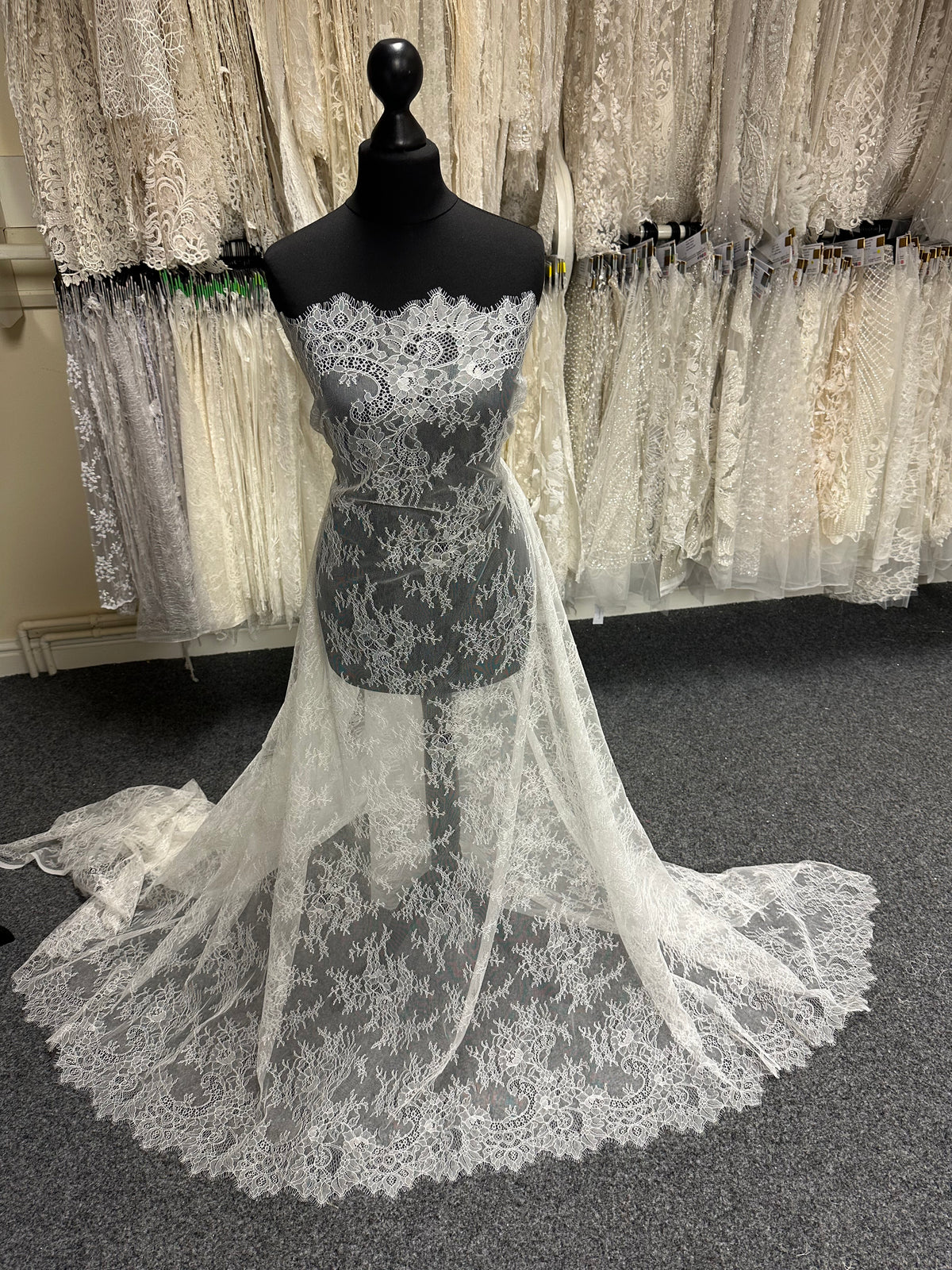 Dentelle Raschel ivoire - P157