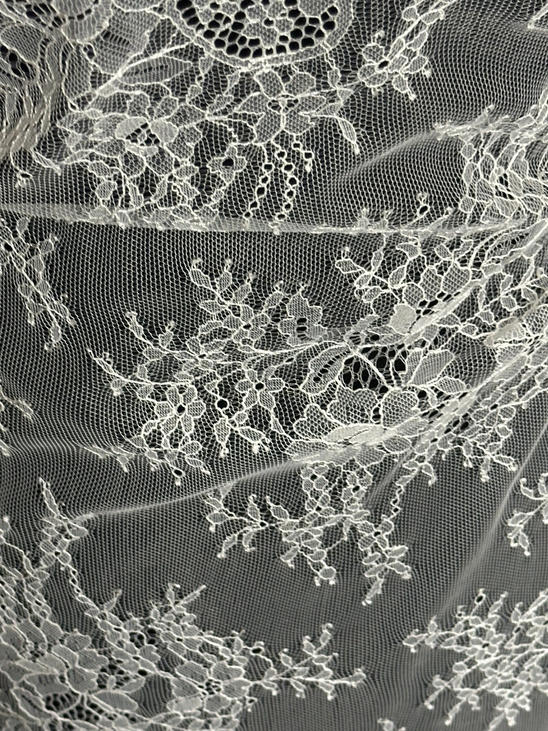 Dentelle Raschel ivoire - P157