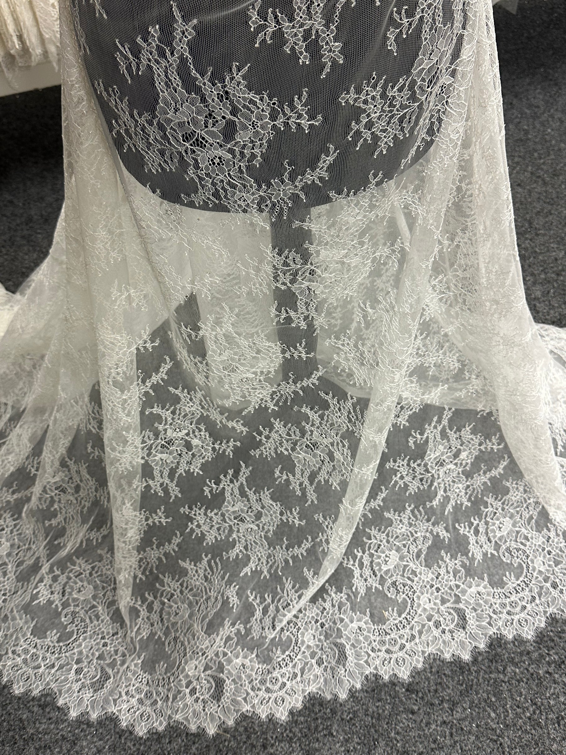 Dentelle Raschel ivoire - P157