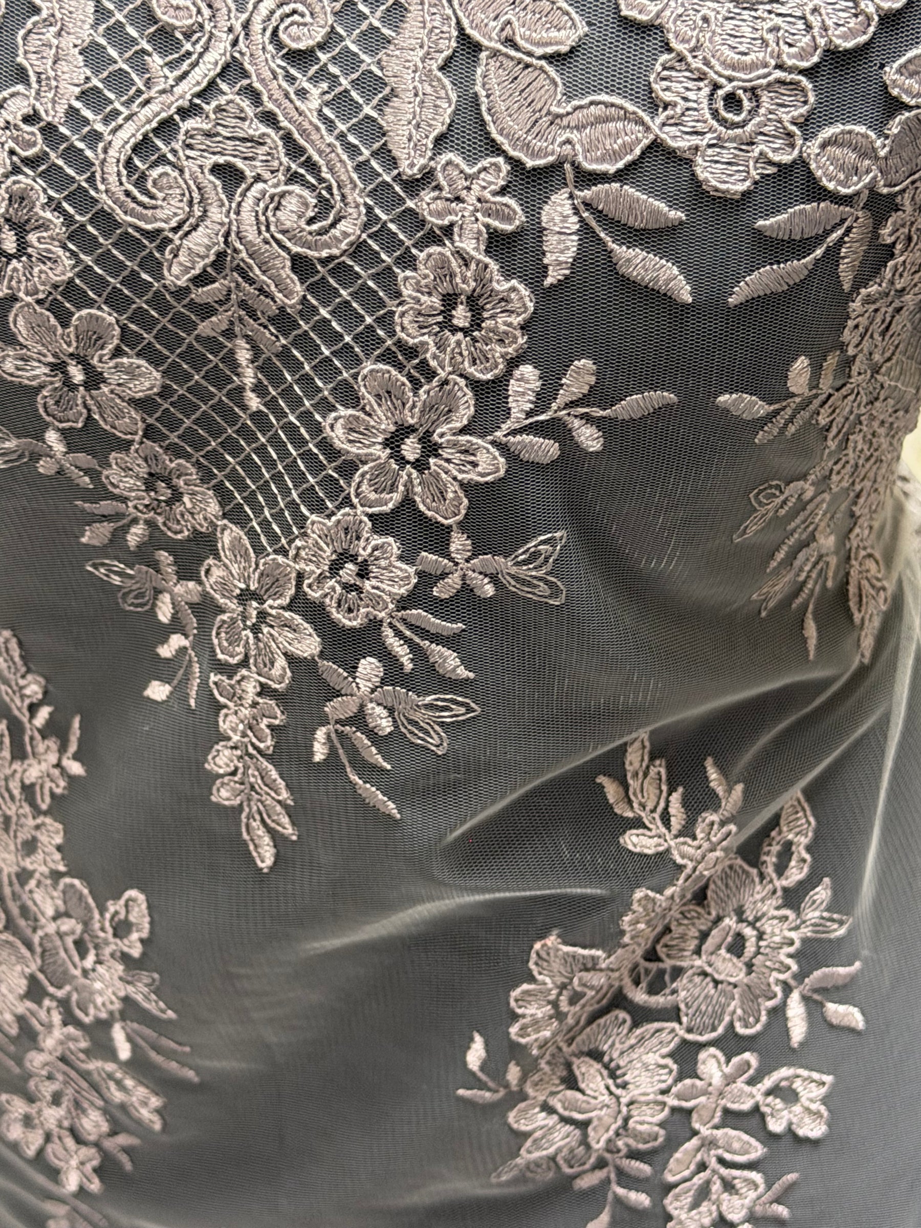 Dentelle Cordonnée Gris Taupe - LA7009
