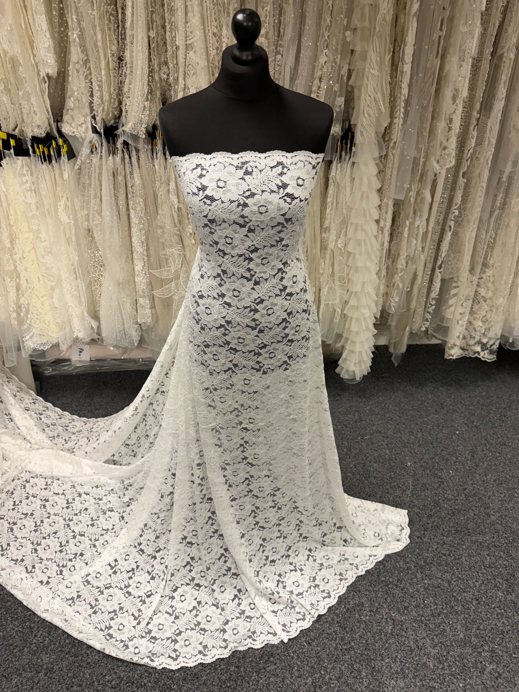 Dentelle florale ivoire pâle - P199