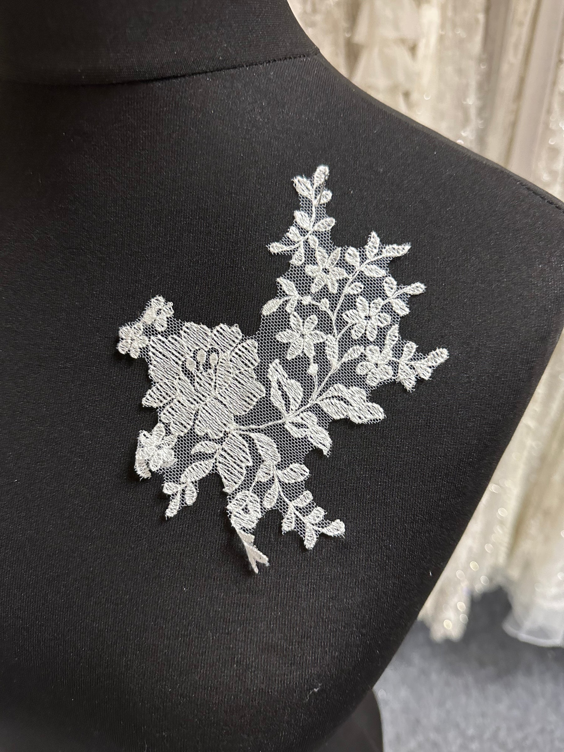 Appliques en dentelle ivoire ornées - MT8004