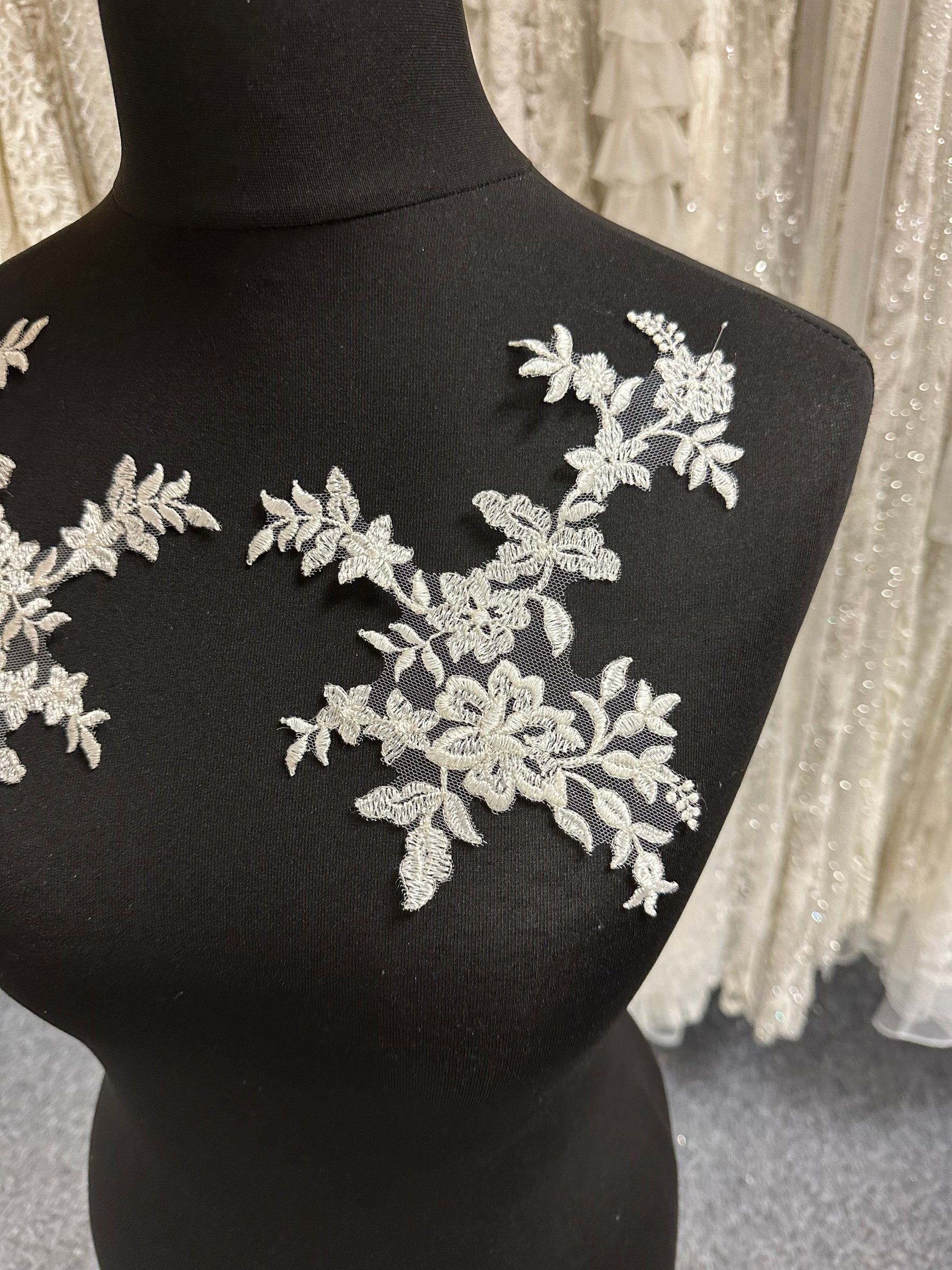 Appliques en dentelle ivoire ornées - T326