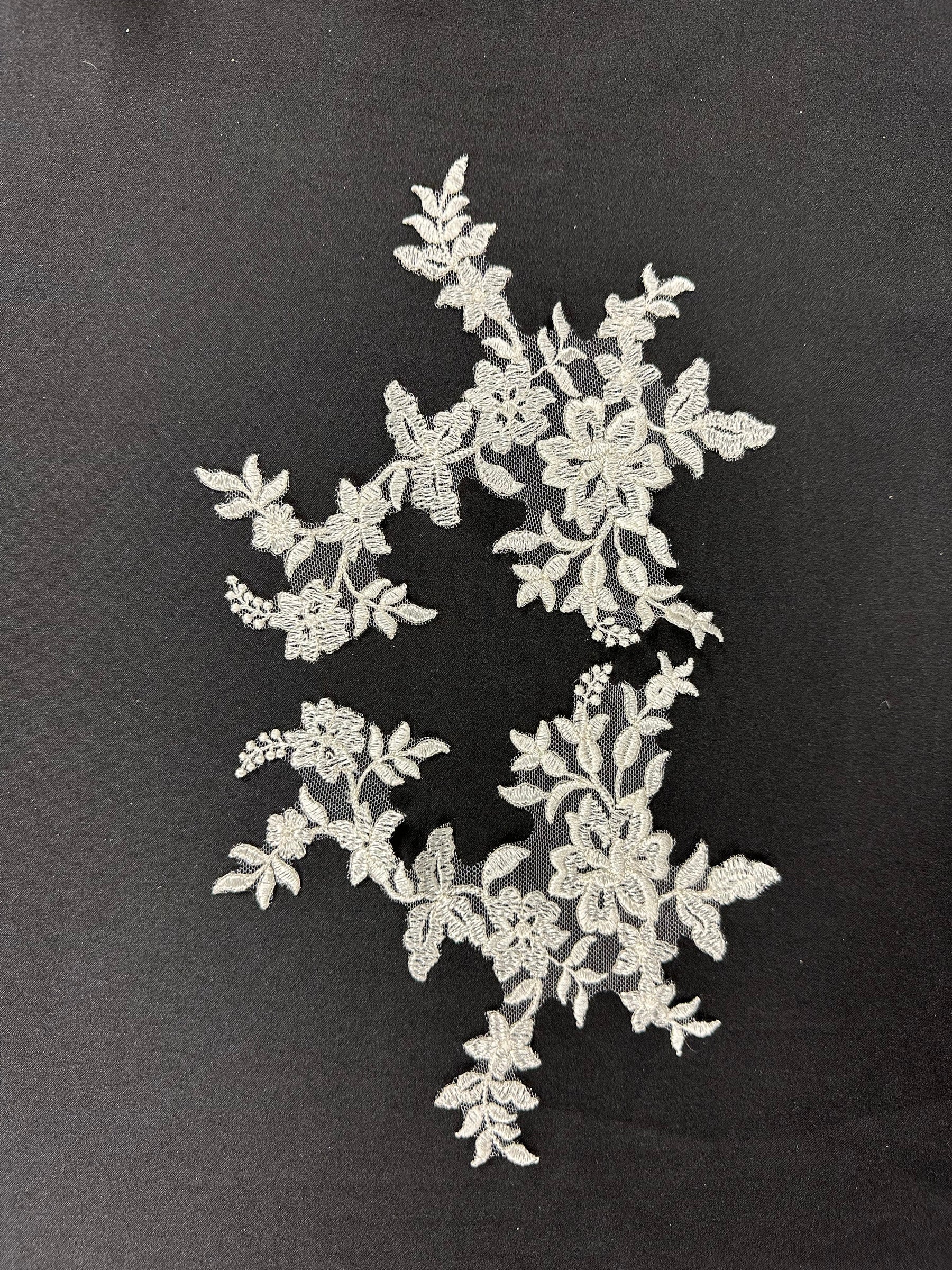Appliques en dentelle ivoire ornées - T326