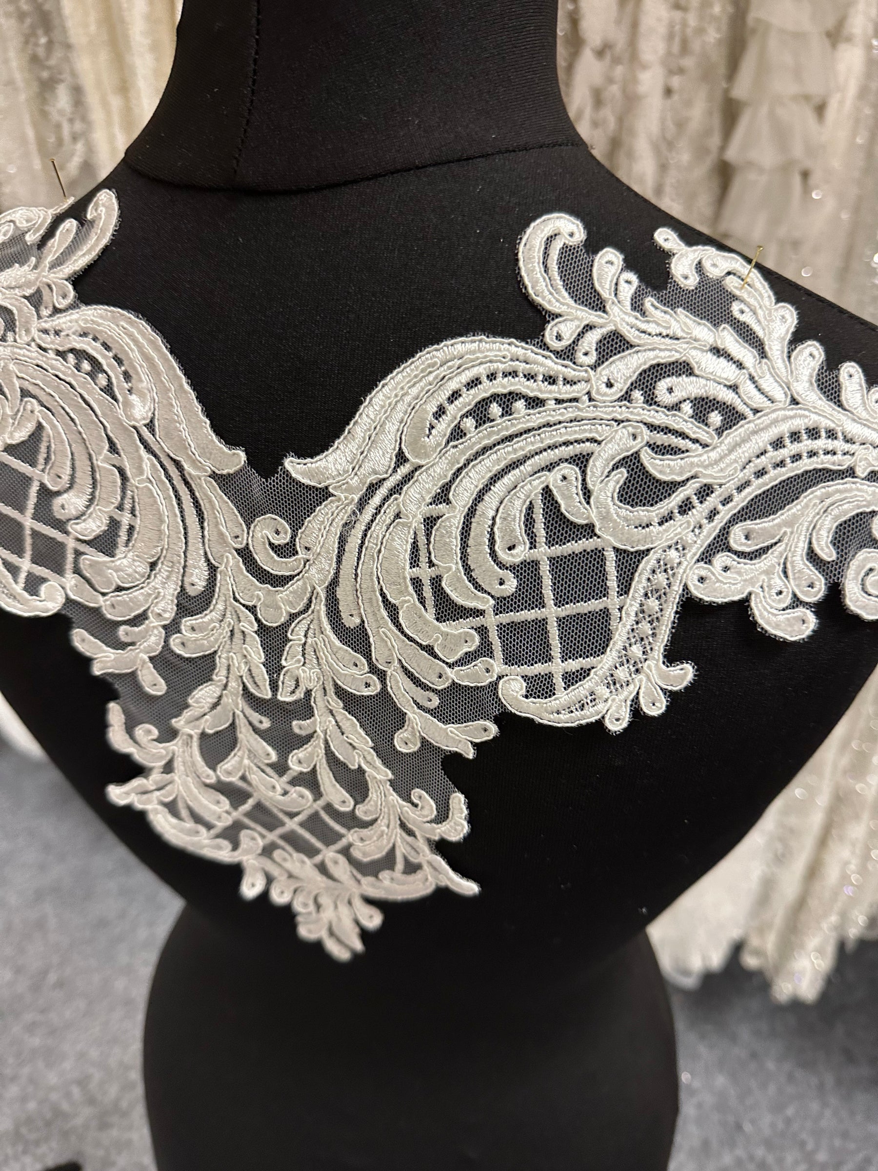 Applique en dentelle cordée ivoire grand format - T799